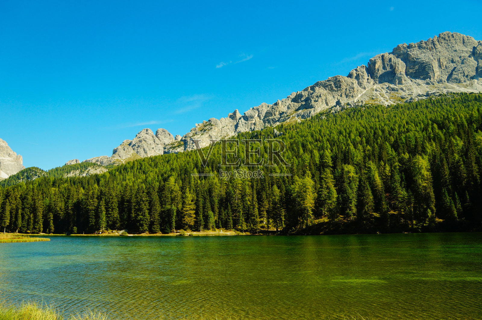在多洛米蒂的米苏里那河照片摄影图片