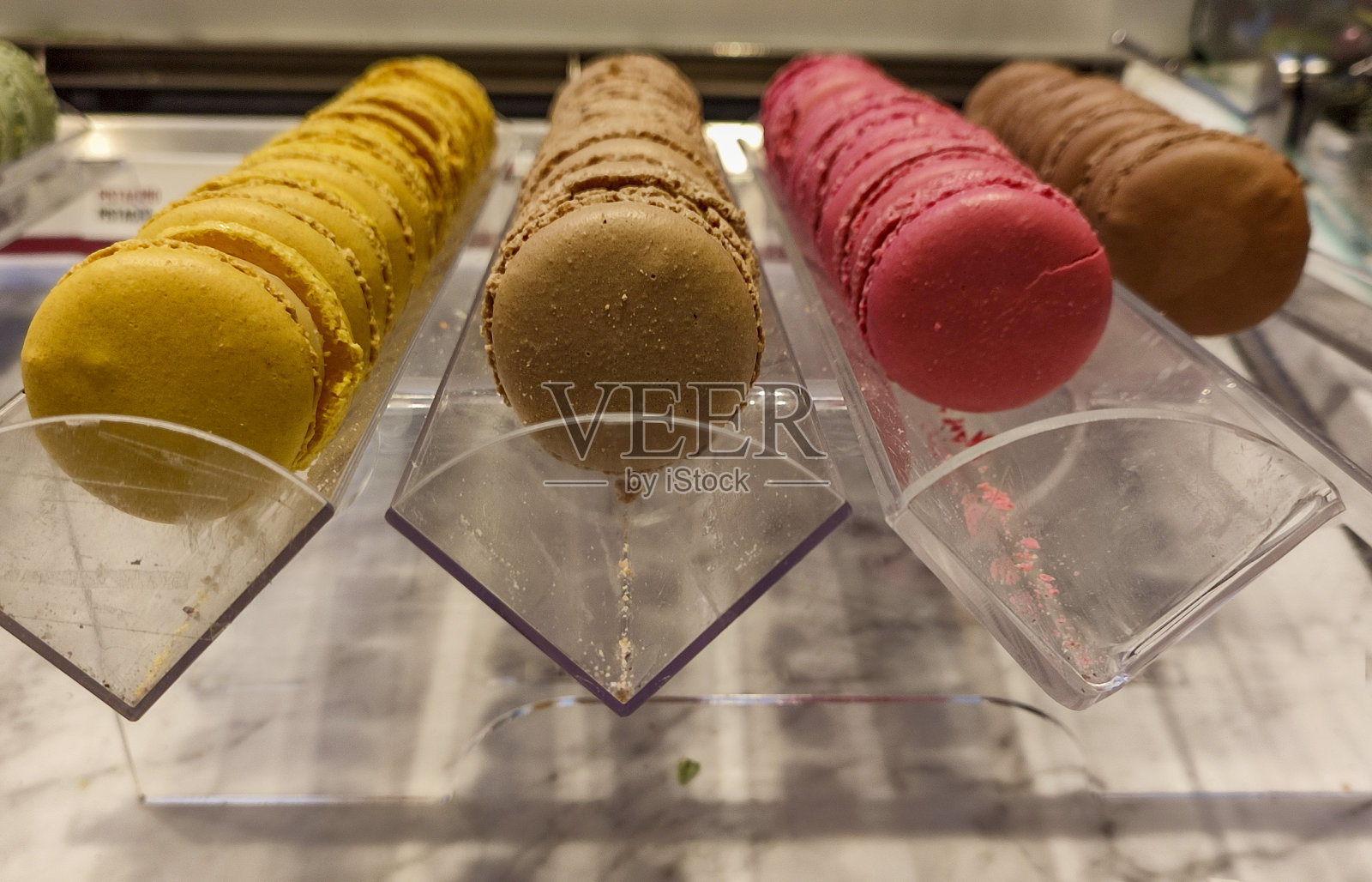 比利时布鲁塞尔盒装彩色马卡龙照片摄影图片