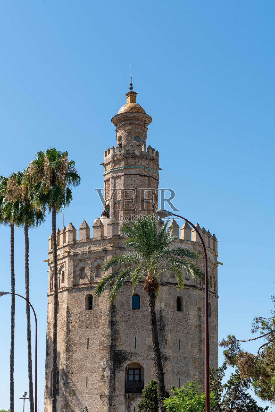 西班牙塞维利亚瓜达尔基维尔河沿岸的中世纪塔楼Torre de Oro照片摄影图片