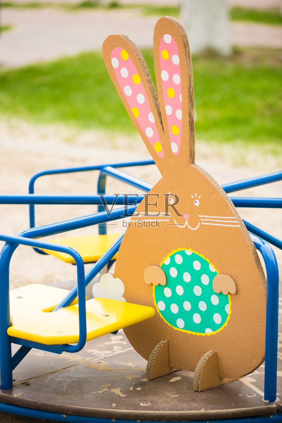 复活节的装饰。纸板兔子照片摄影图片