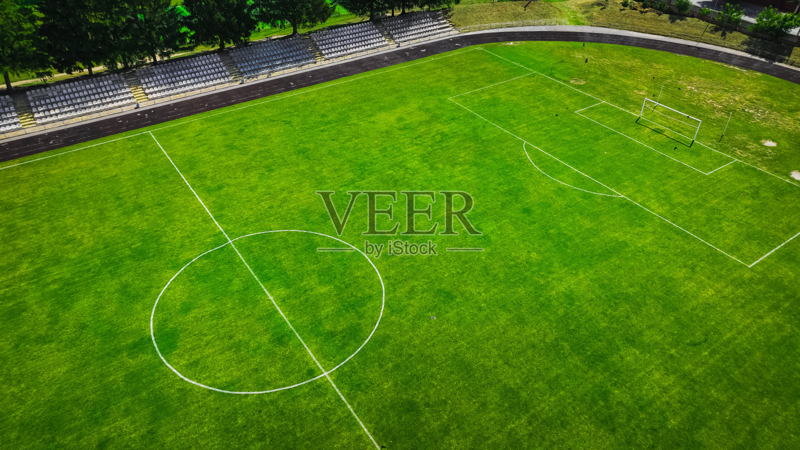 航拍高视角足球场市政运动对象逼真的绿色背景纹理表面照片摄影图片