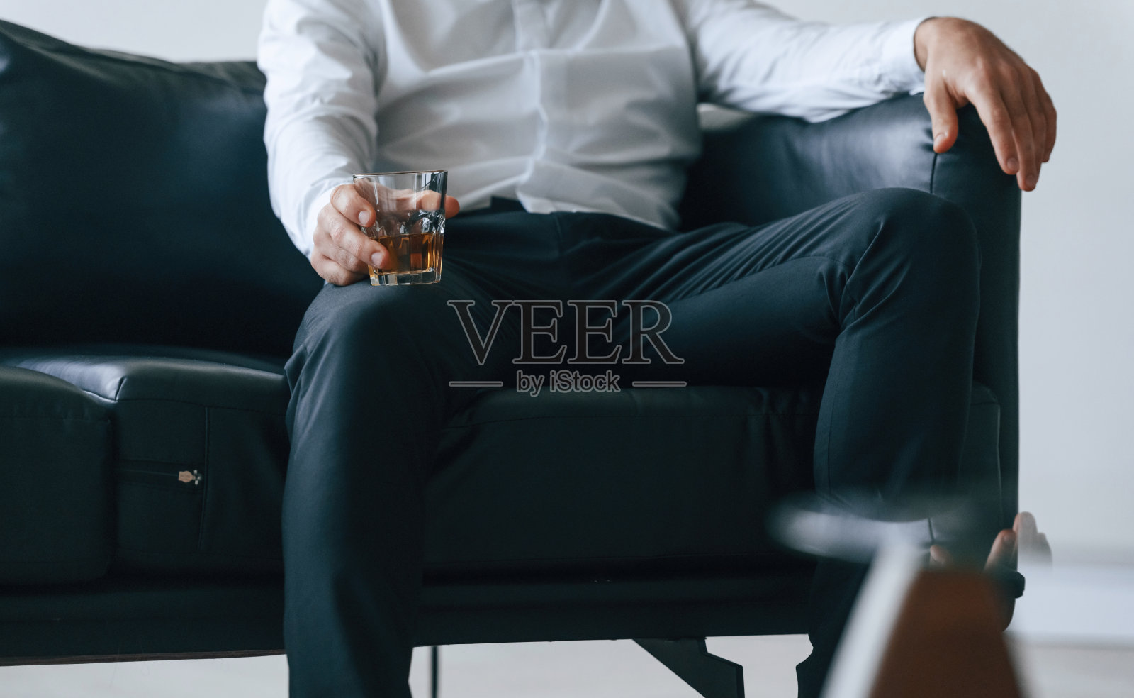 手持威士忌酒杯的沮丧男子照片摄影图片