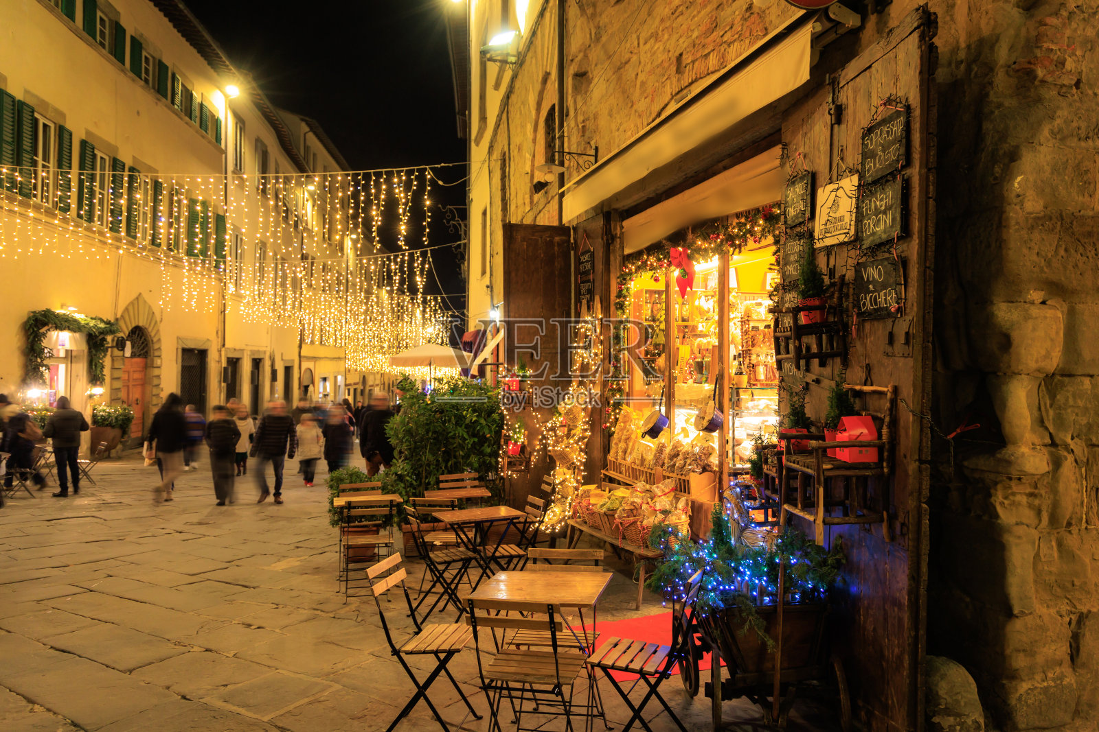 黄昏时分的阿雷佐圣诞市场照片摄影图片