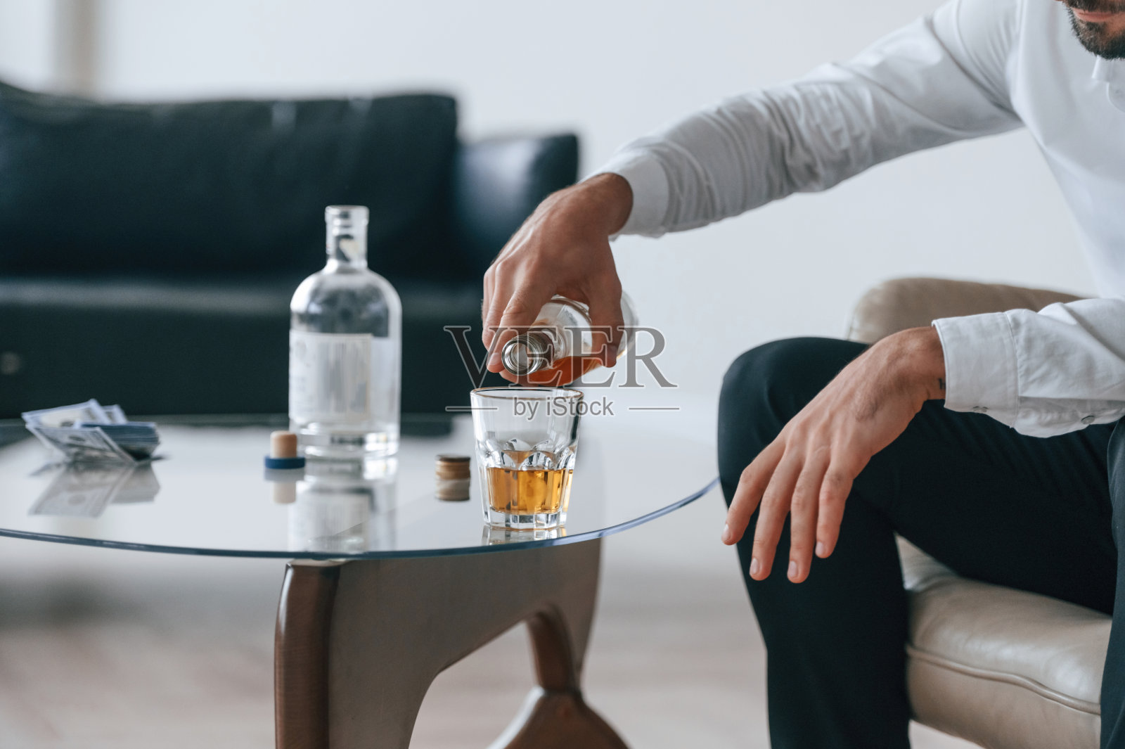 生活的危机。威士忌。心烦意乱的年轻酒徒在室内照片摄影图片