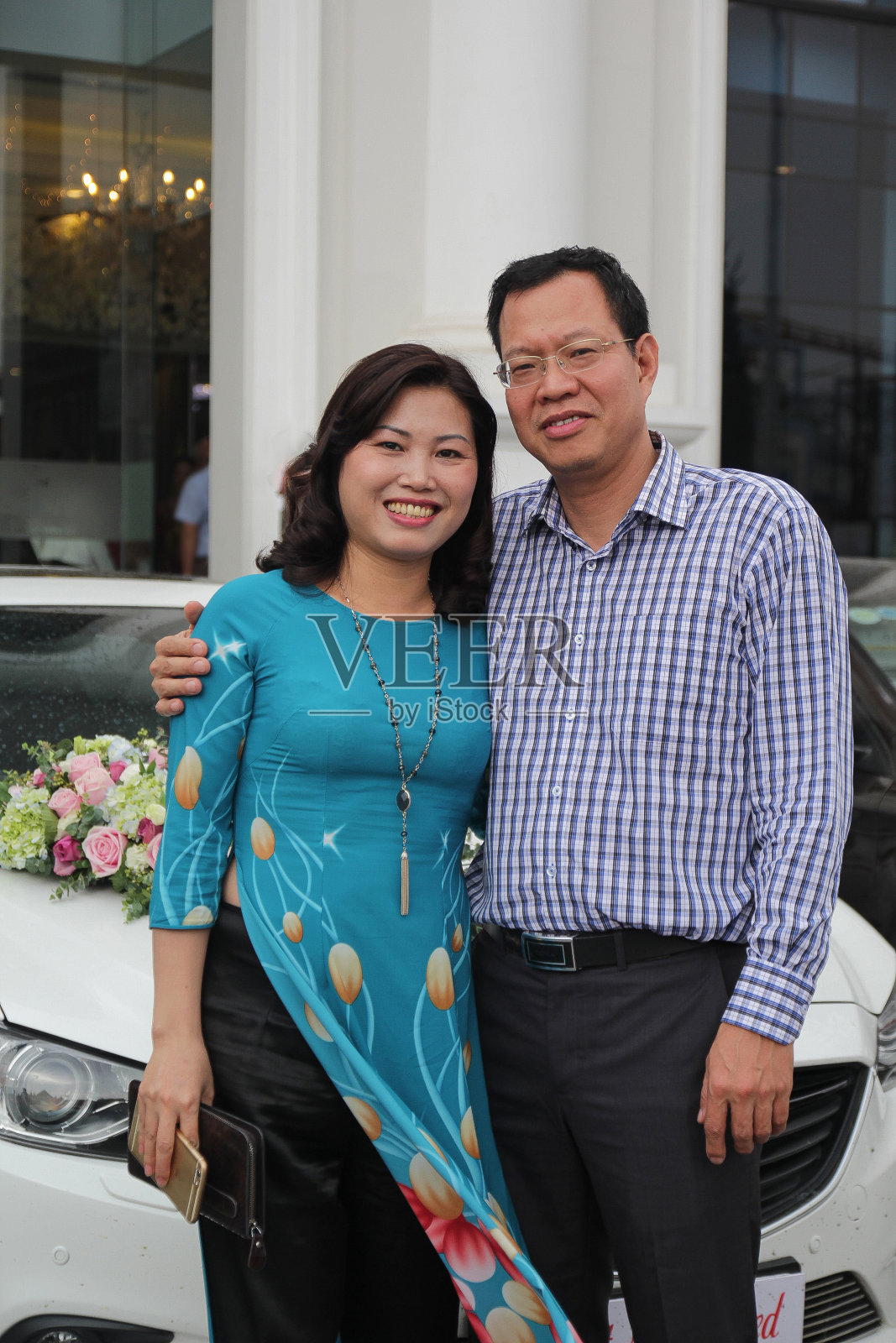 一对夫妇喜笑颜开地参加了亲戚的婚礼照片摄影图片