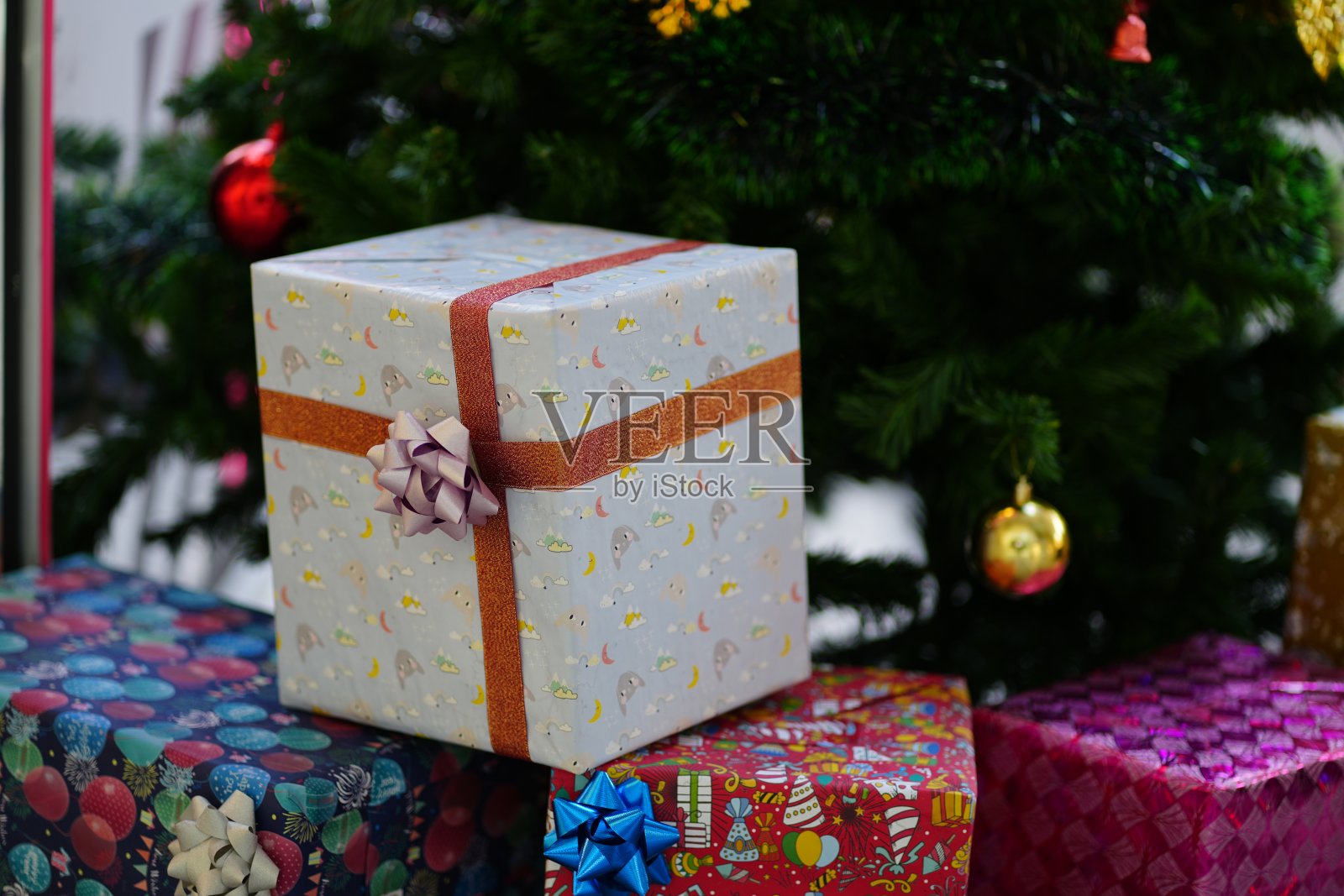 圣诞树下的礼品盒照片摄影图片