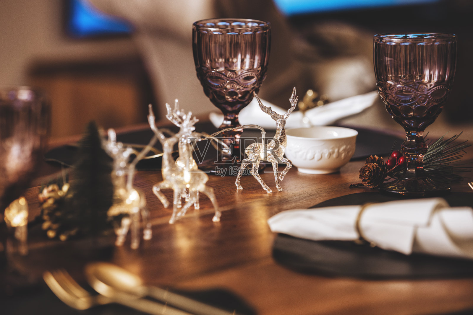 圣诞节餐桌装饰或新年家庭晚餐照片摄影图片