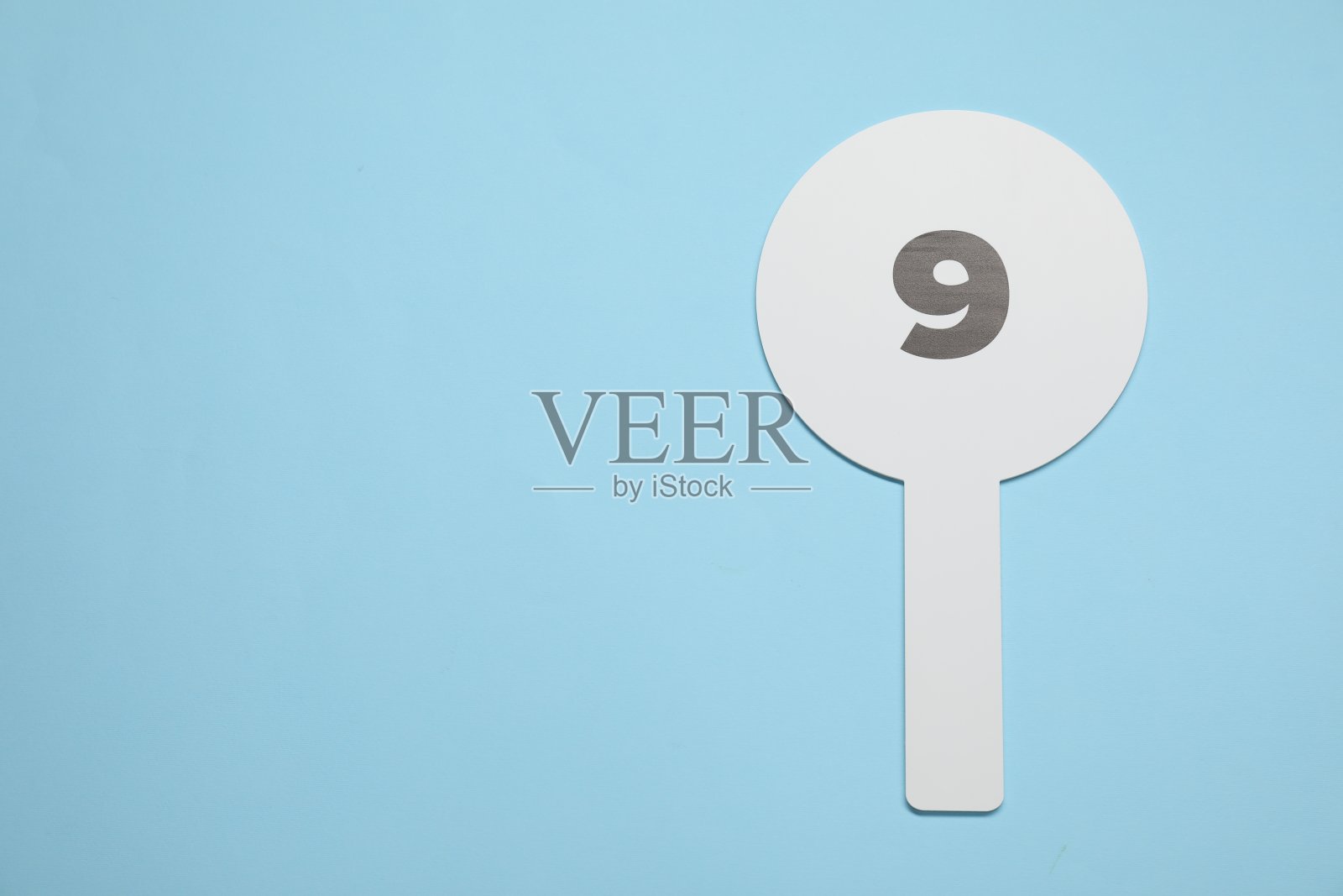 拍卖桨与编号9上浅蓝色的背景，顶视图。文本空间照片摄影图片