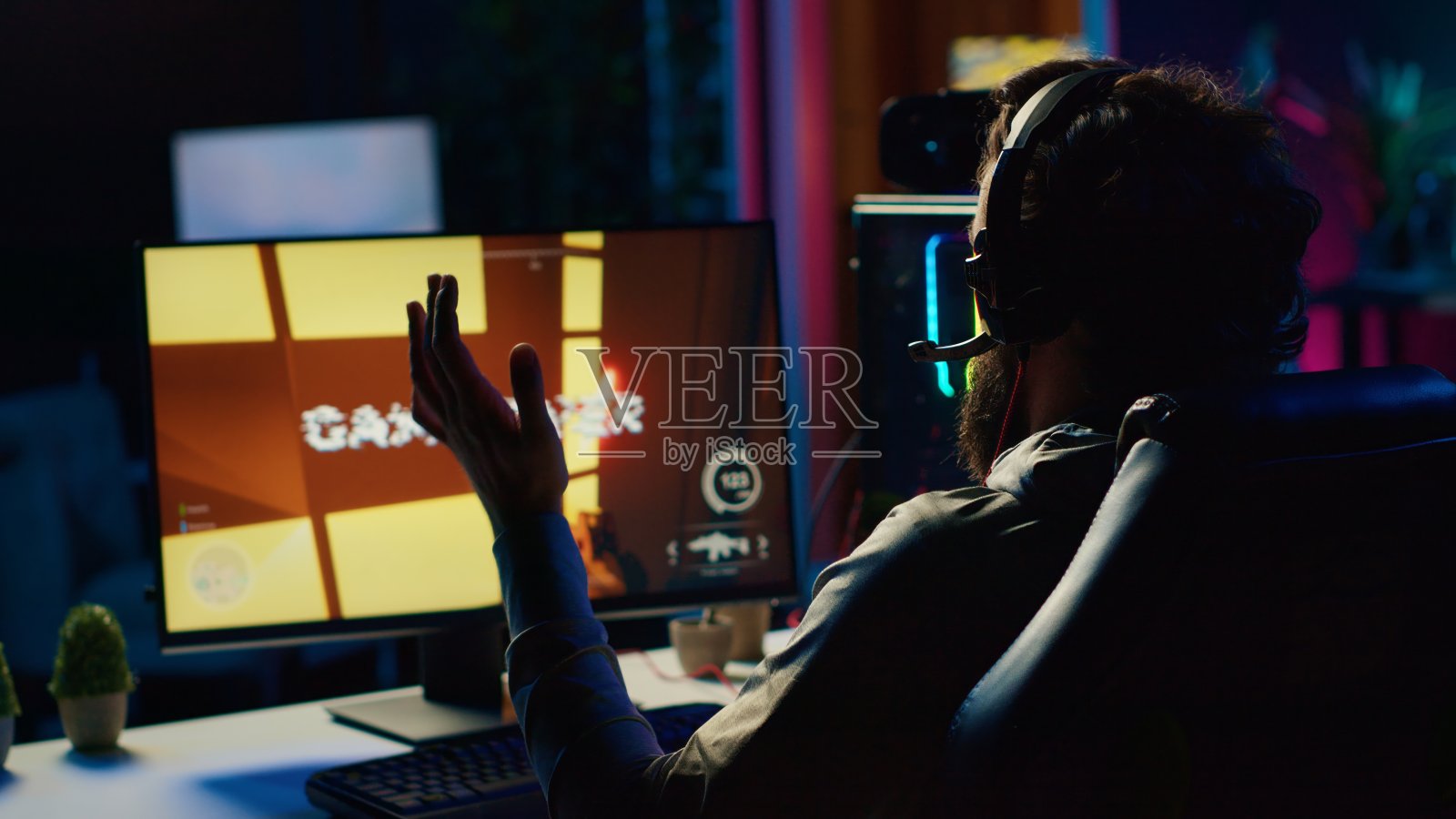 悲伤的玩家在输掉在线多人动作电子游戏锦标赛后感到沮丧，被打败了照片摄影图片