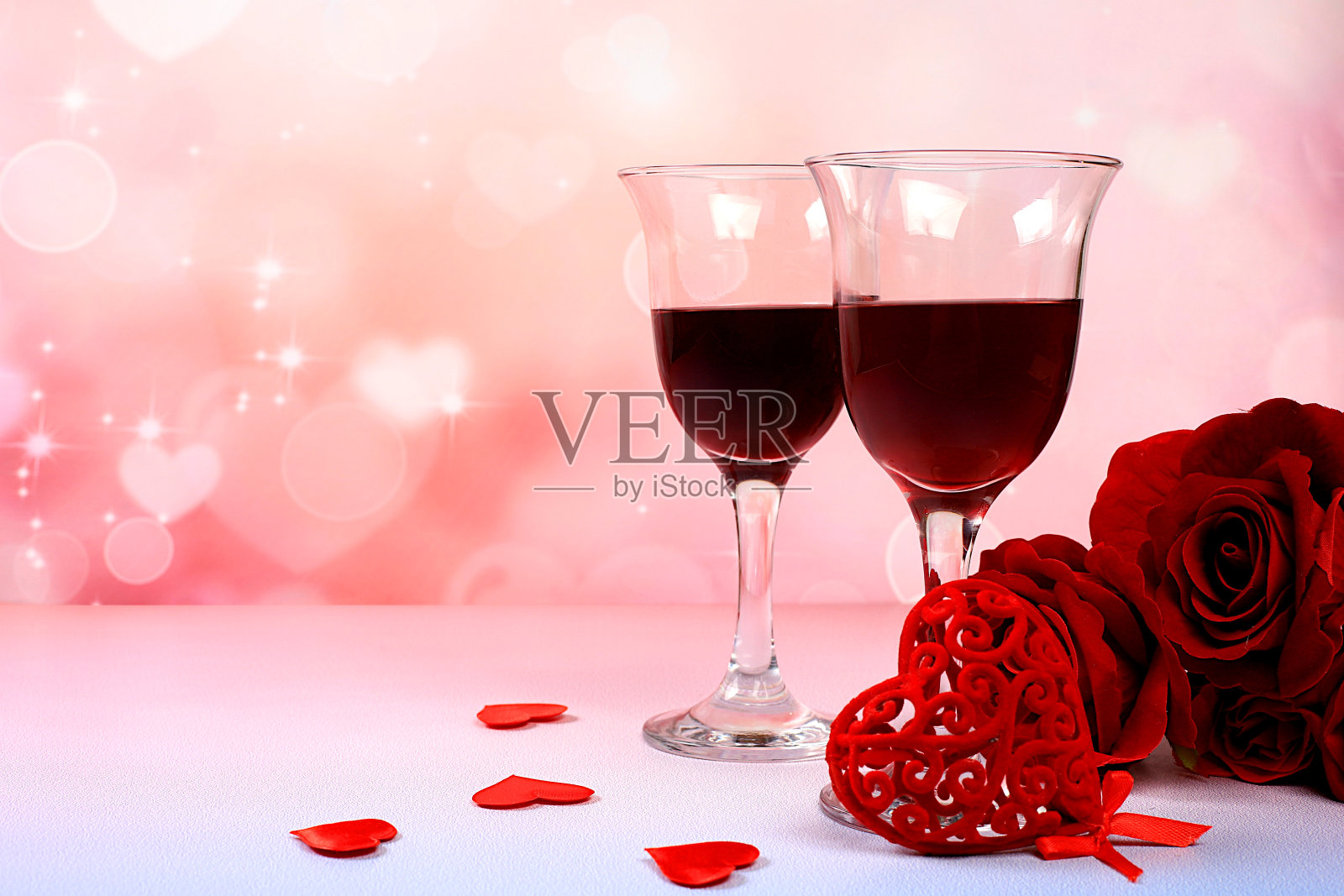 情人节或妇女节贺卡，横幅，心形，玫瑰和葡萄酒在粉红色的背景。祝贺生日、婚礼或妇女节，选择性重点照片摄影图片
