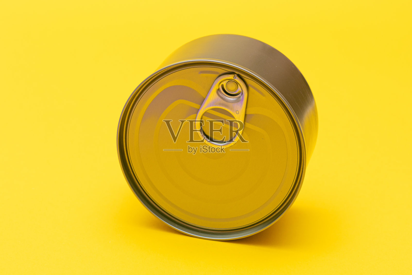 黄底空白边未开封锡罐照片摄影图片