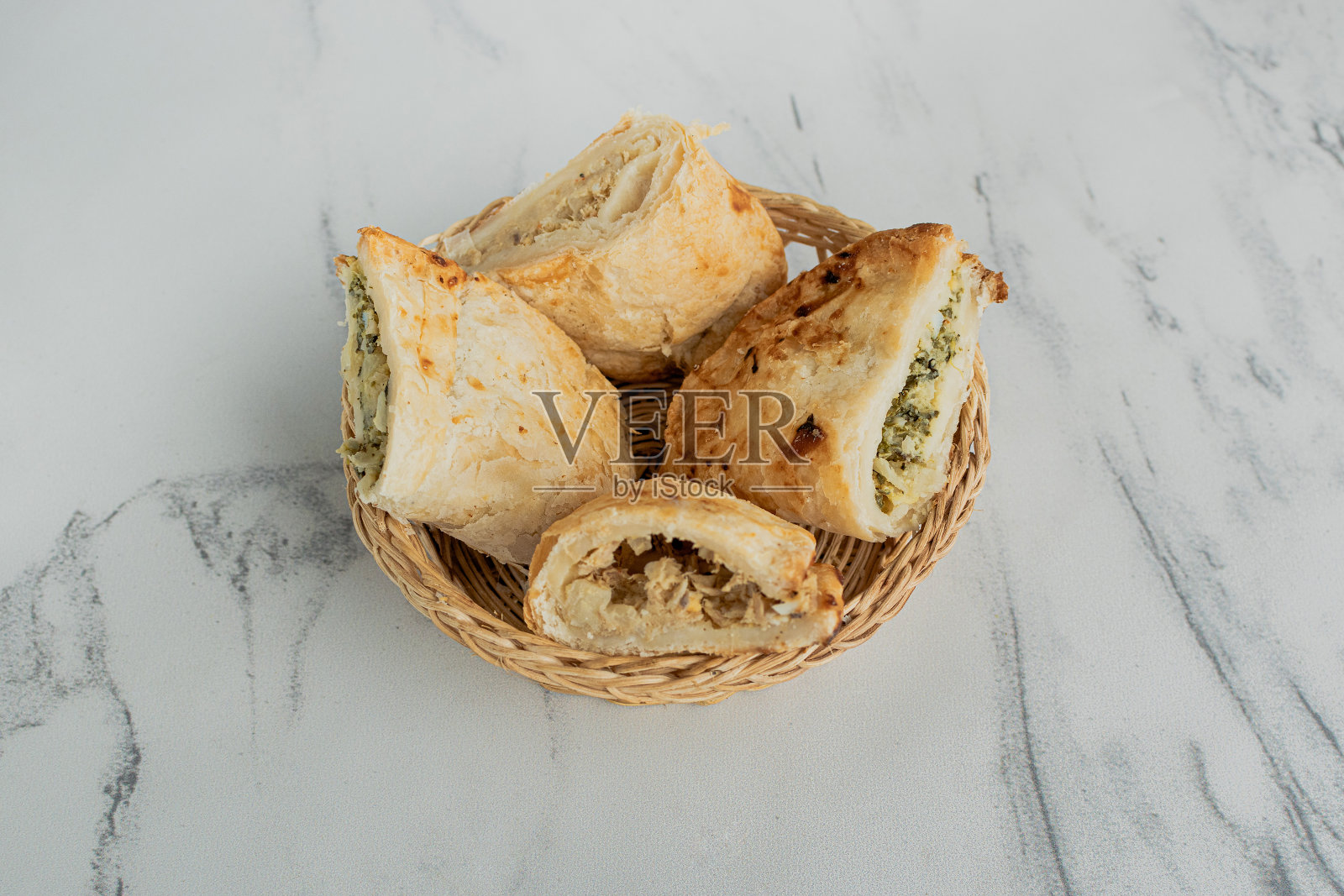 阿根廷金枪鱼肉馅卷饼隔离在白色背景-股票照片照片摄影图片