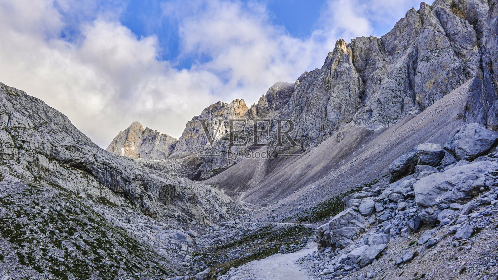 欧洲之峰国家公园。在西班牙坎塔布里亚的富恩特德。照片摄影图片