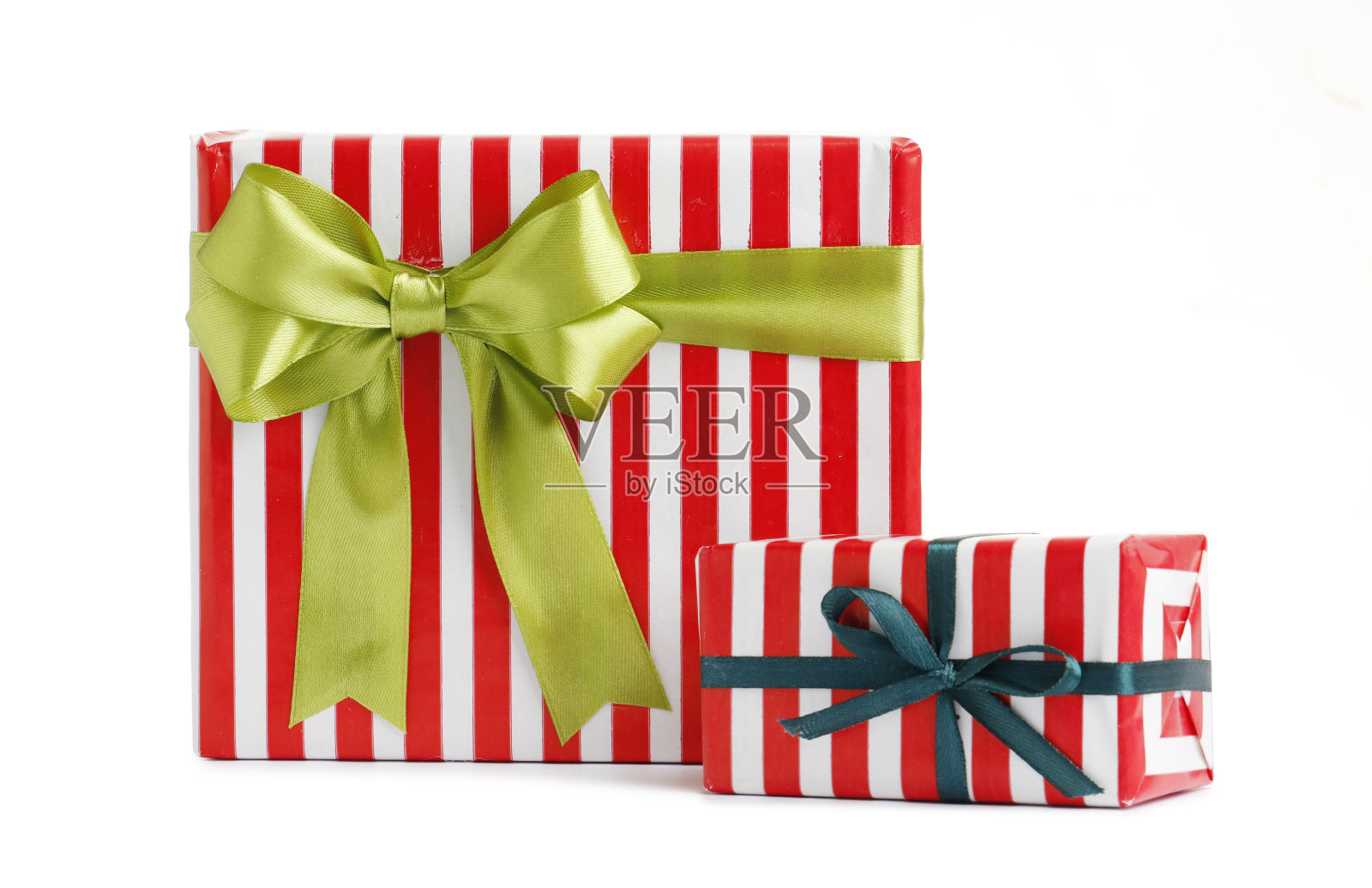 圣诞礼盒装饰丝带蝴蝶结在白色背景，俯视图照片摄影图片