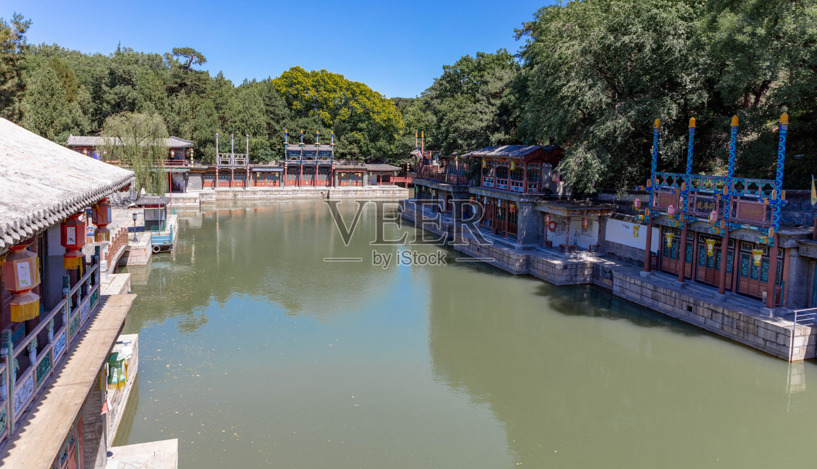 颐和园的水系，一个中国古典园林，和夏天岸边的古典建筑照片摄影图片