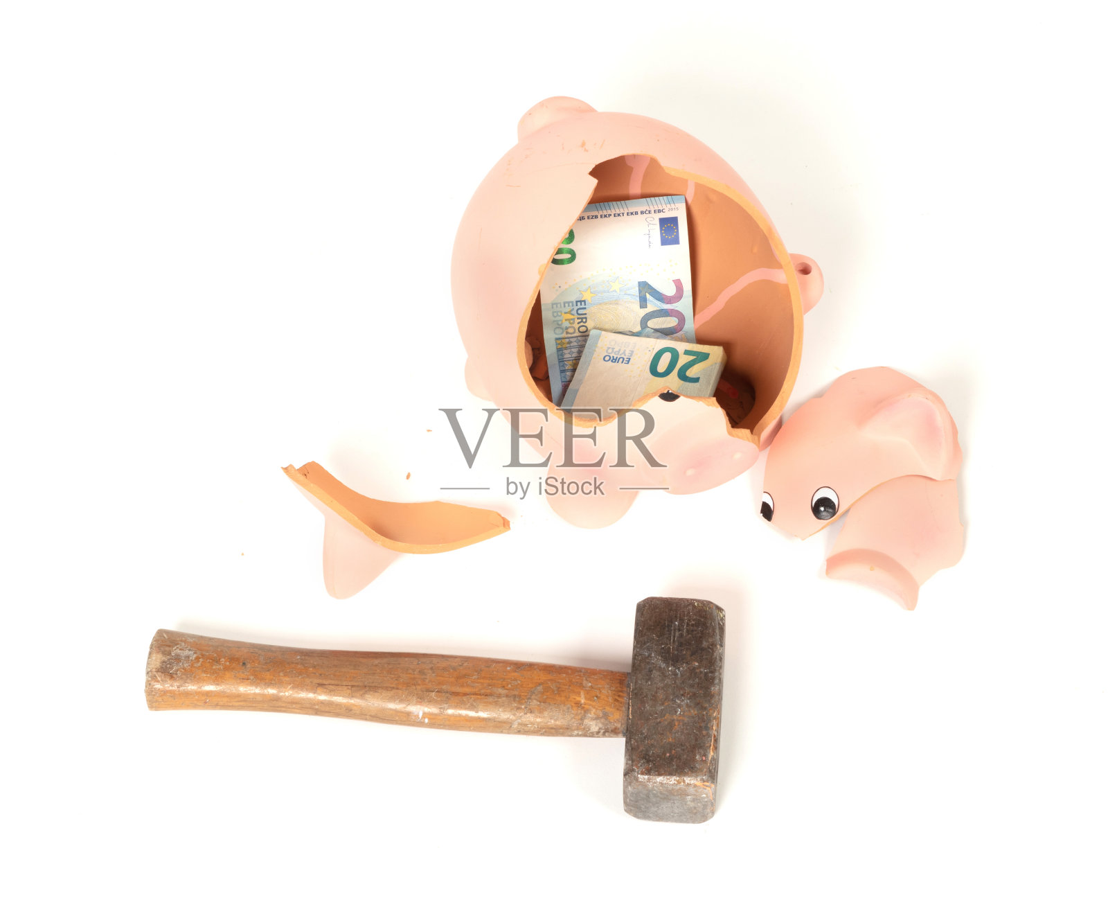 锤子打碎了孤立的储蓄罐照片摄影图片