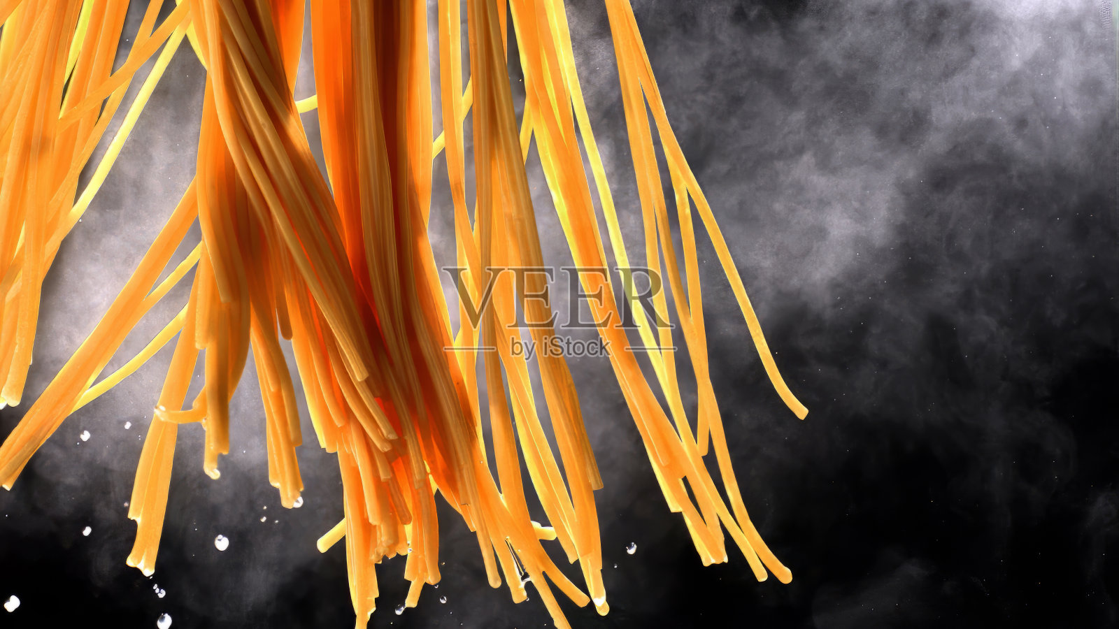 捡起来，热，面条，很有弹性，水滴，面食照片摄影图片