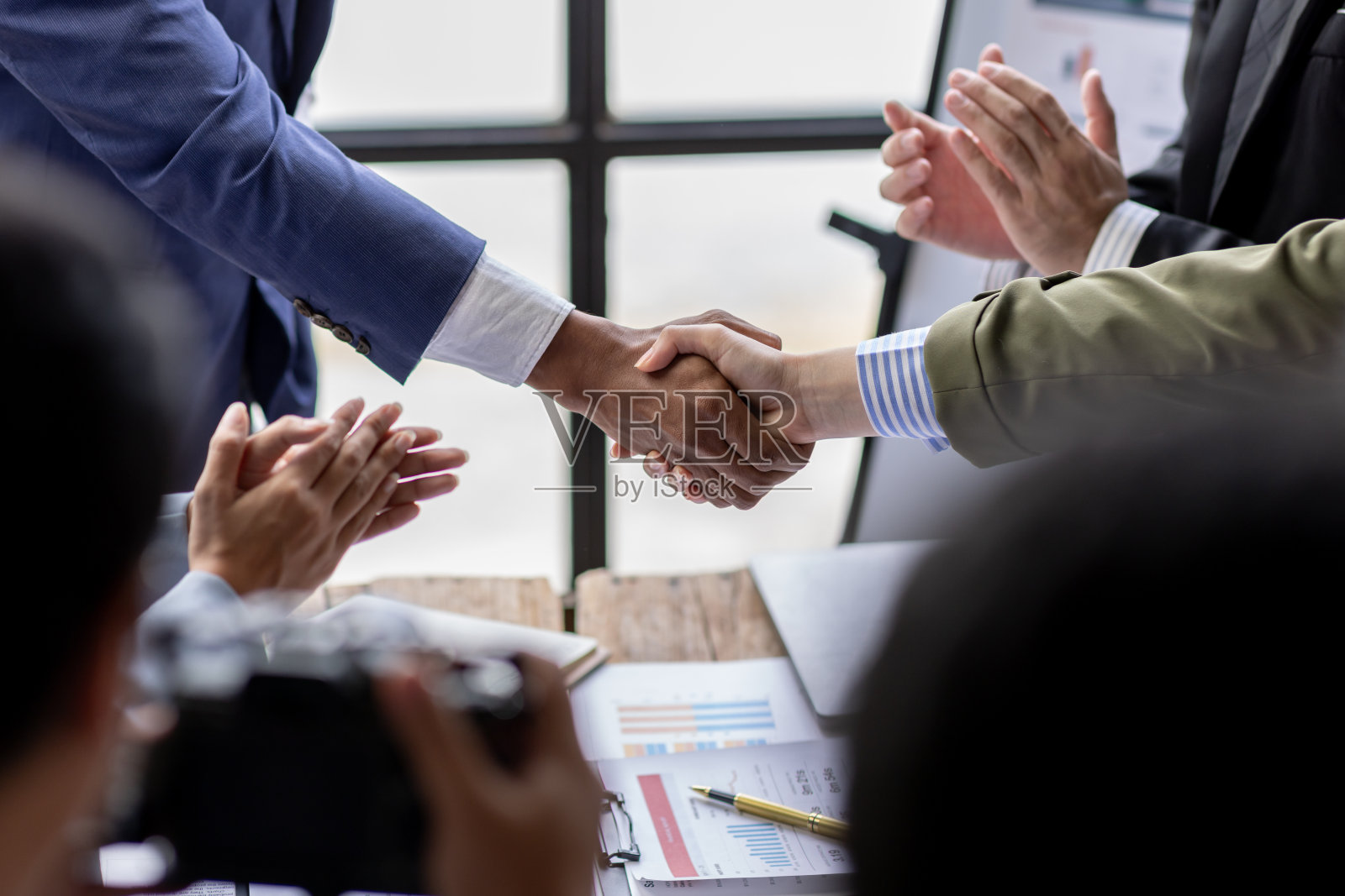 在办公室握手的商务团队。成功的面试，申请银行贷款，销售员、银行职员或律师握手达成交易或协议，工资上涨。照片摄影图片