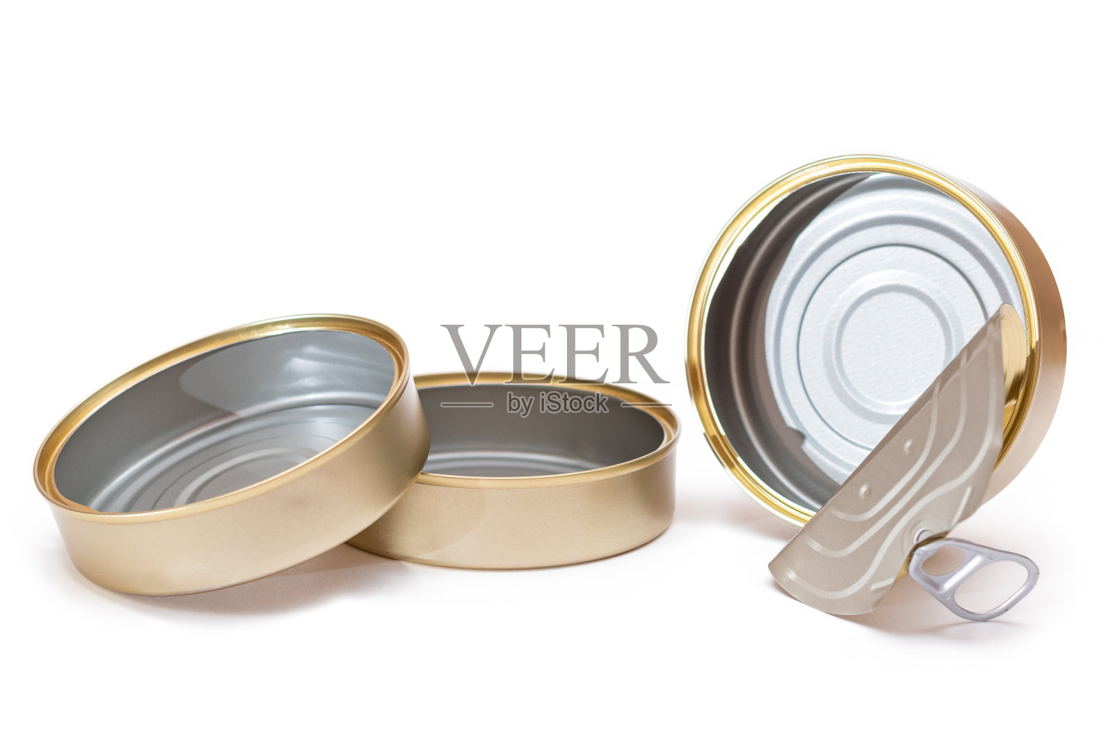 三个打开的空锡罐被隔离在白色背景上照片摄影图片