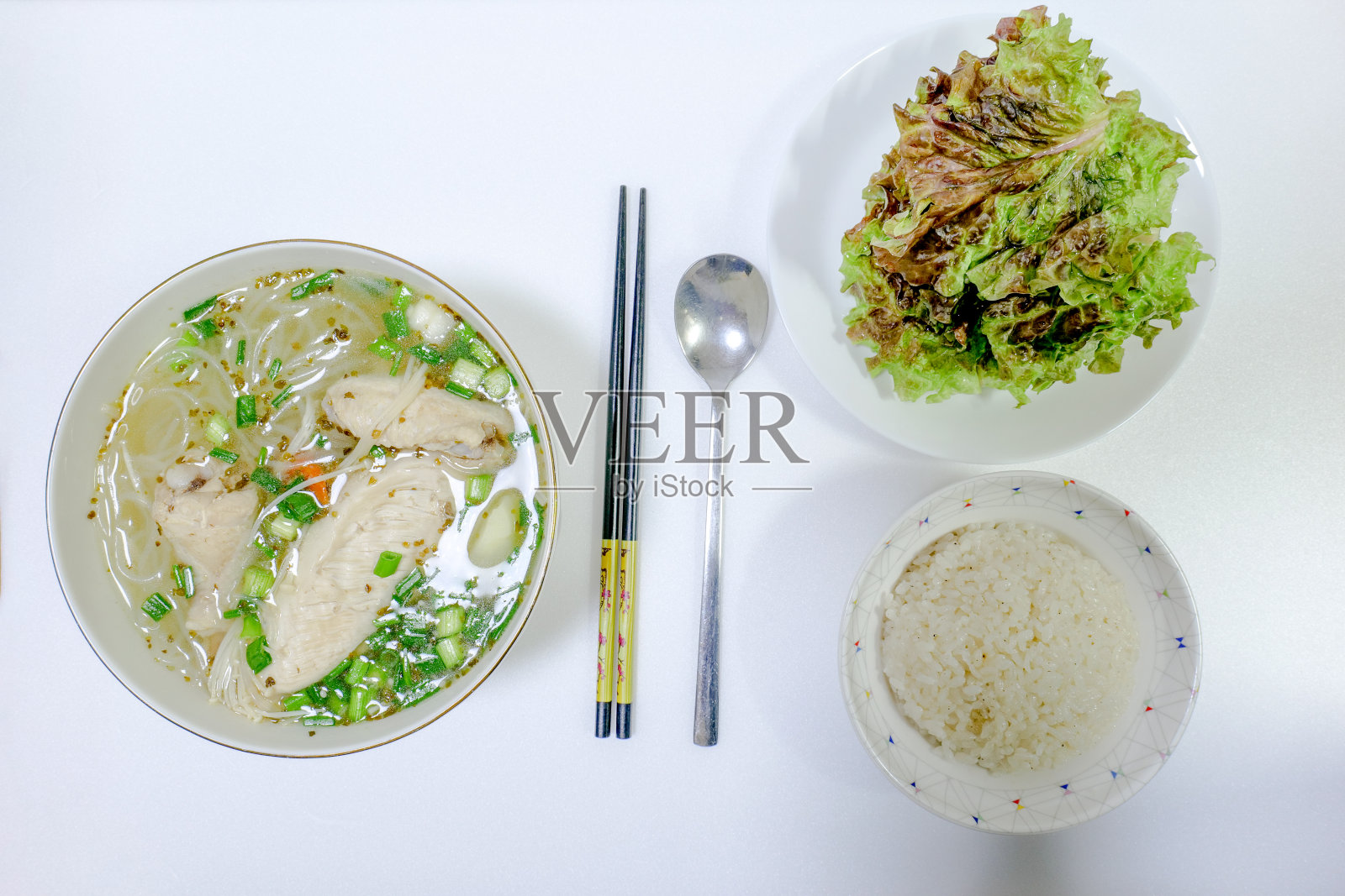 鸡肉和面条汤，米饭和生菜韩国食品照片摄影图片