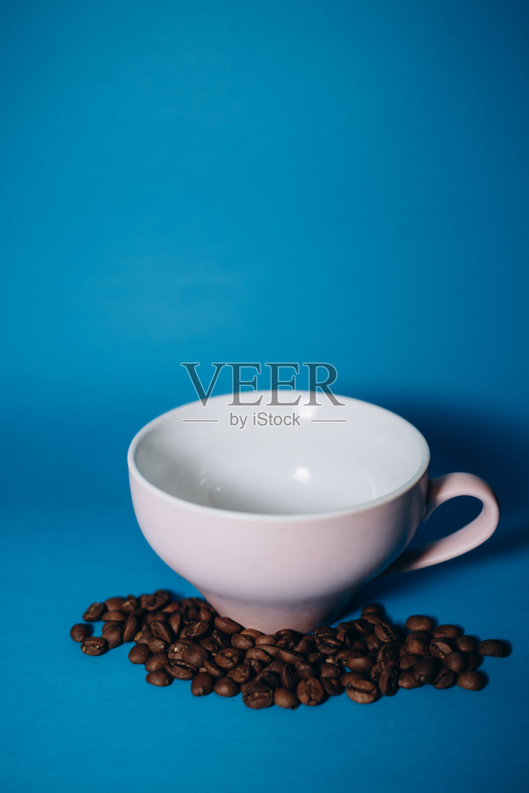 咖啡杯和咖啡豆照片摄影图片