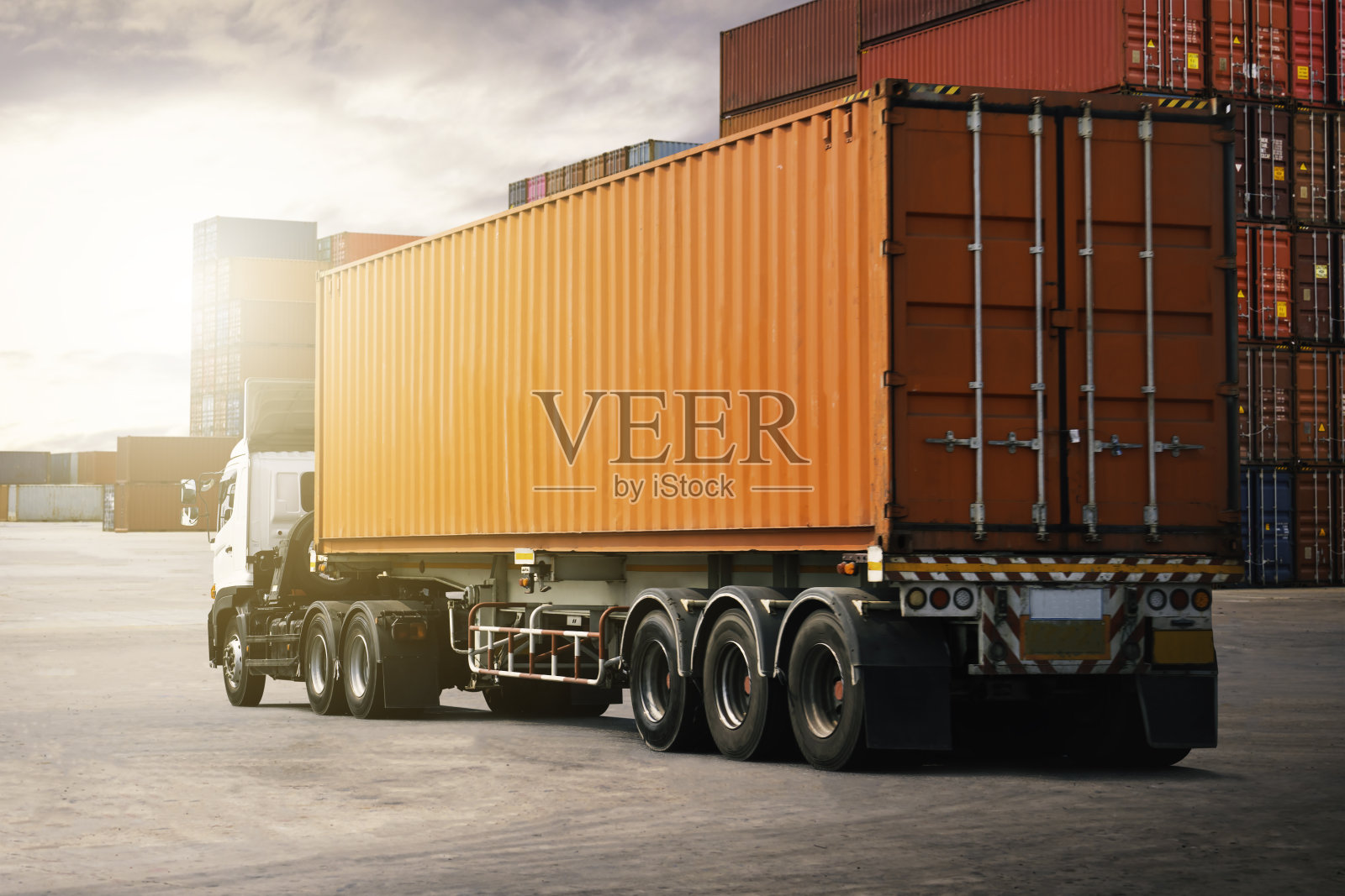 停车场的半挂车。堆放集装箱货物运输。物流运输业的处理。货物集装箱船，货运卡车进出口。配送仓库。照片摄影图片