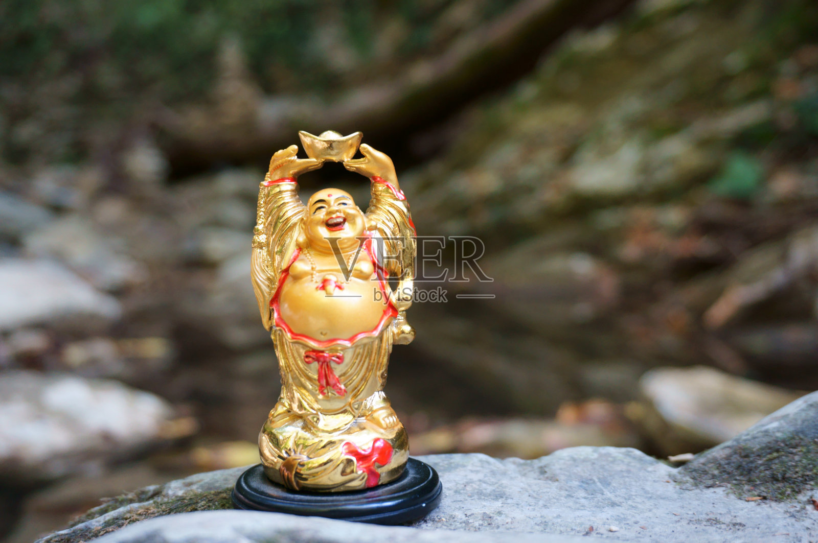 面带微笑的佛像。照片摄影图片