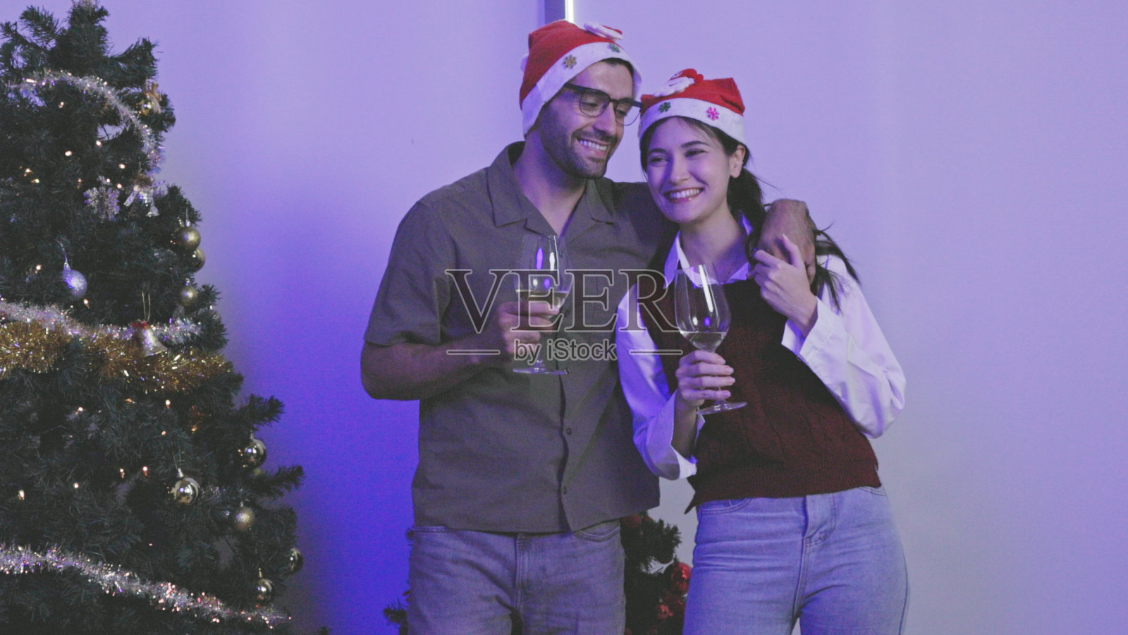 夫妇庆祝圣诞节照片摄影图片
