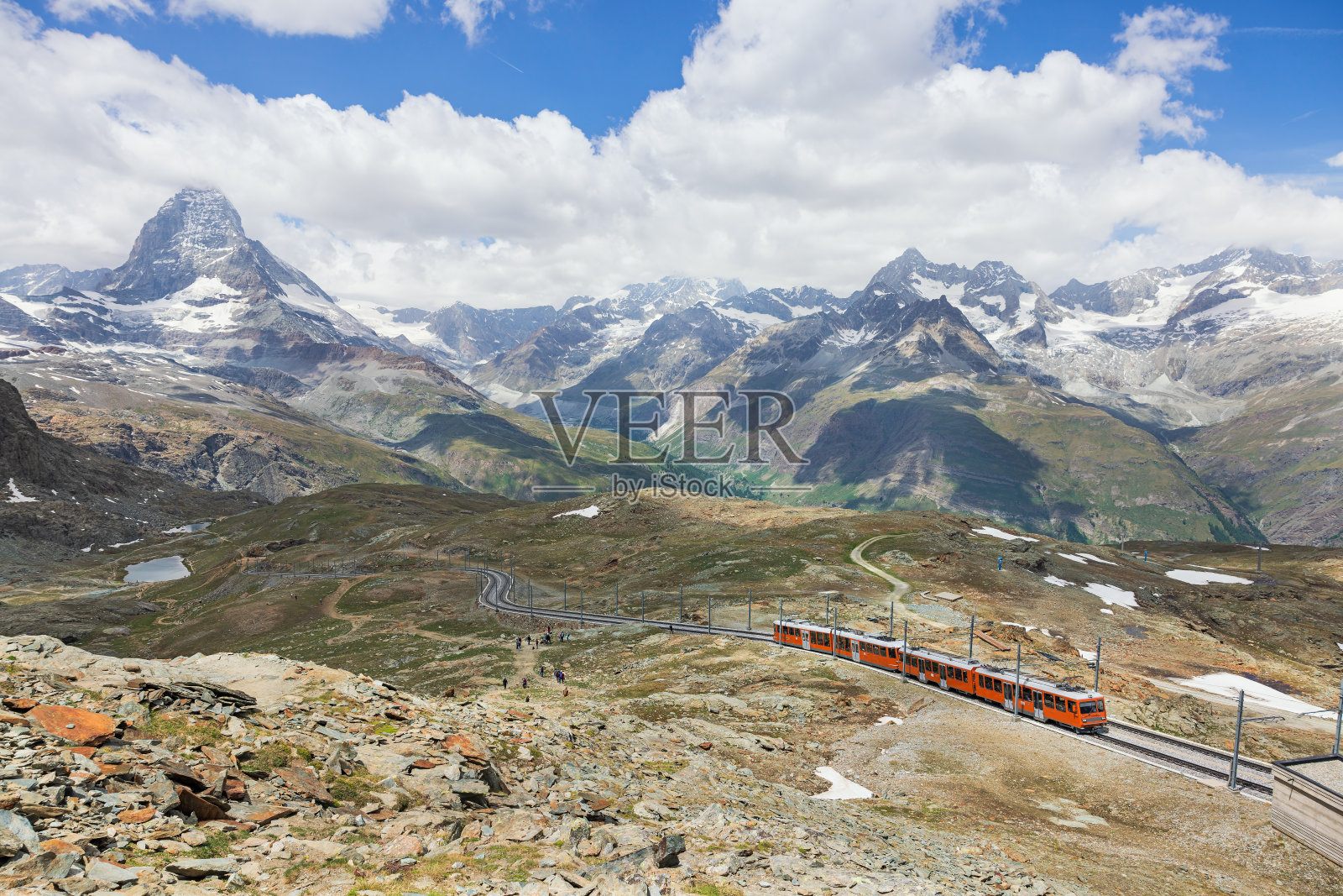 瑞士阿尔卑斯山马特洪峰背景下的火车照片摄影图片