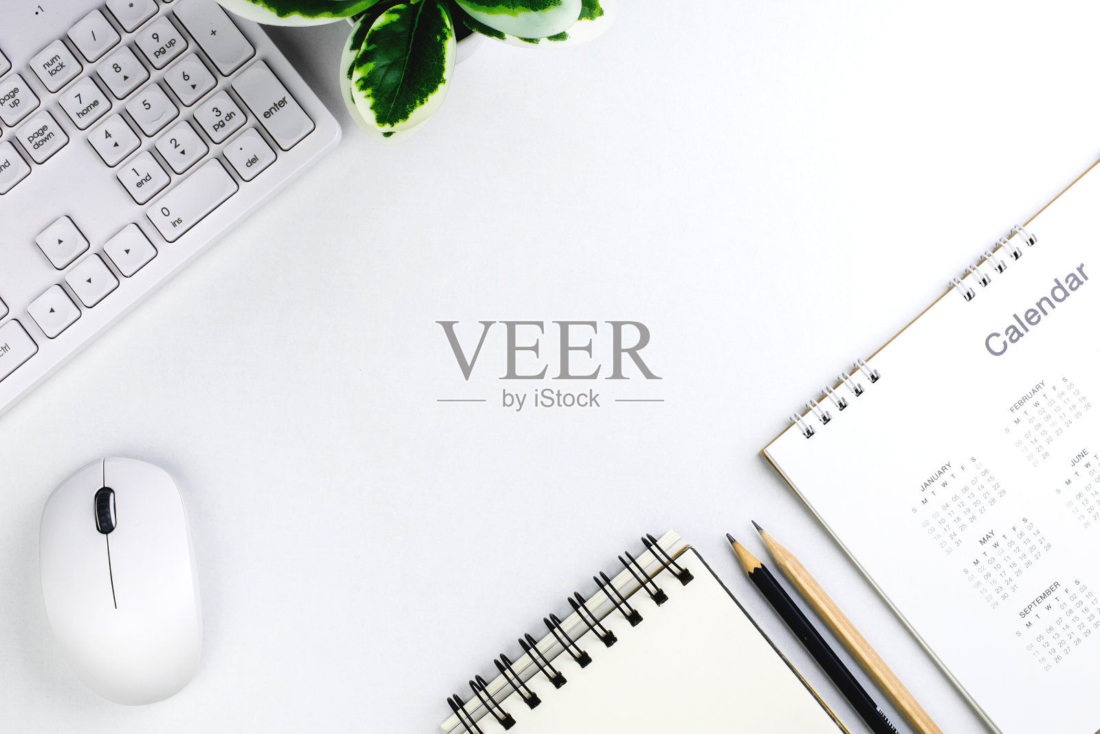 办公桌办公室和待办事项清单笔记本上新年日历页面的俯视图。关于计划和工作目标的想法照片摄影图片