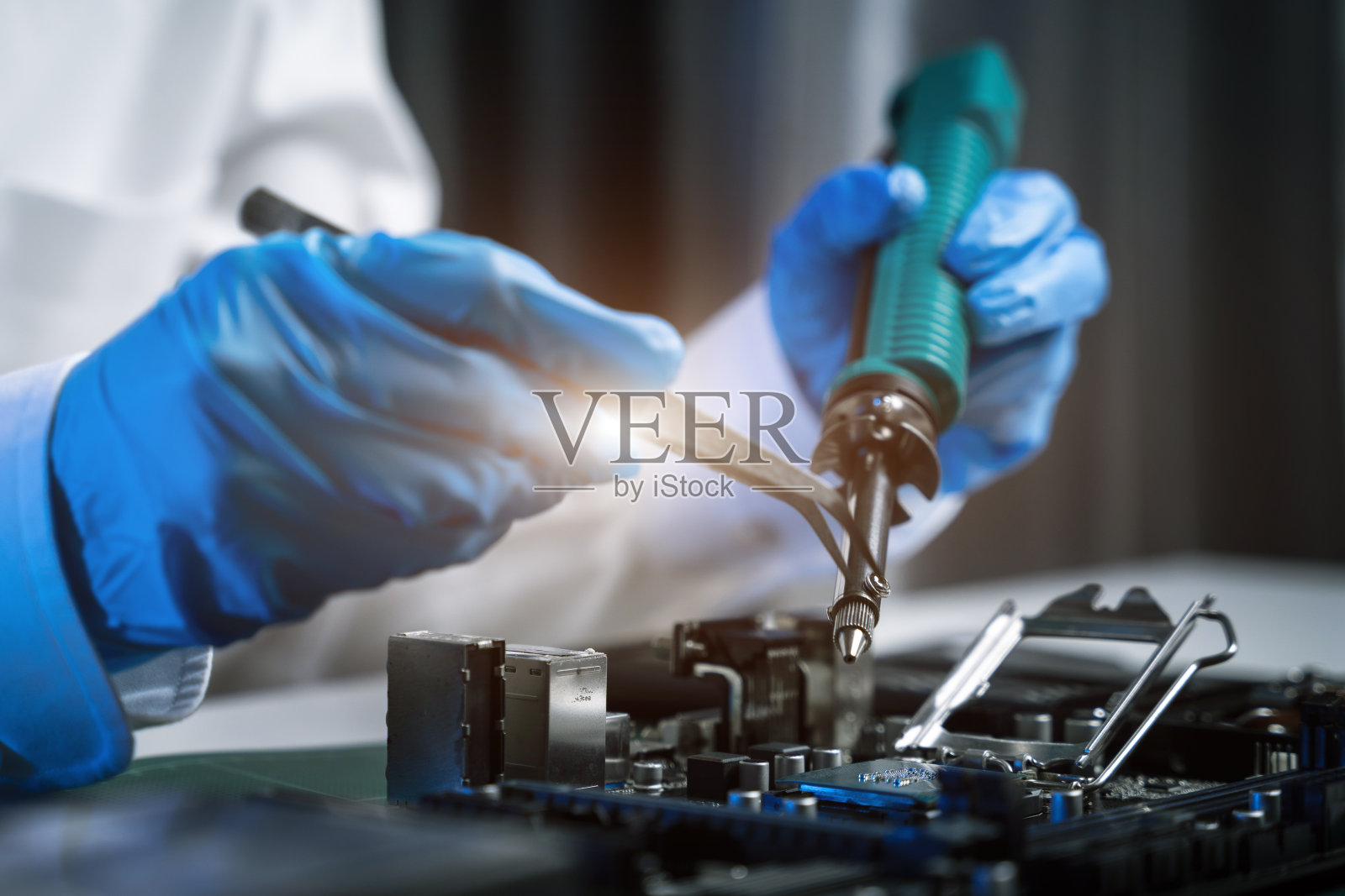 维修和升级手机，电子，电脑硬件和技术理念。照片摄影图片