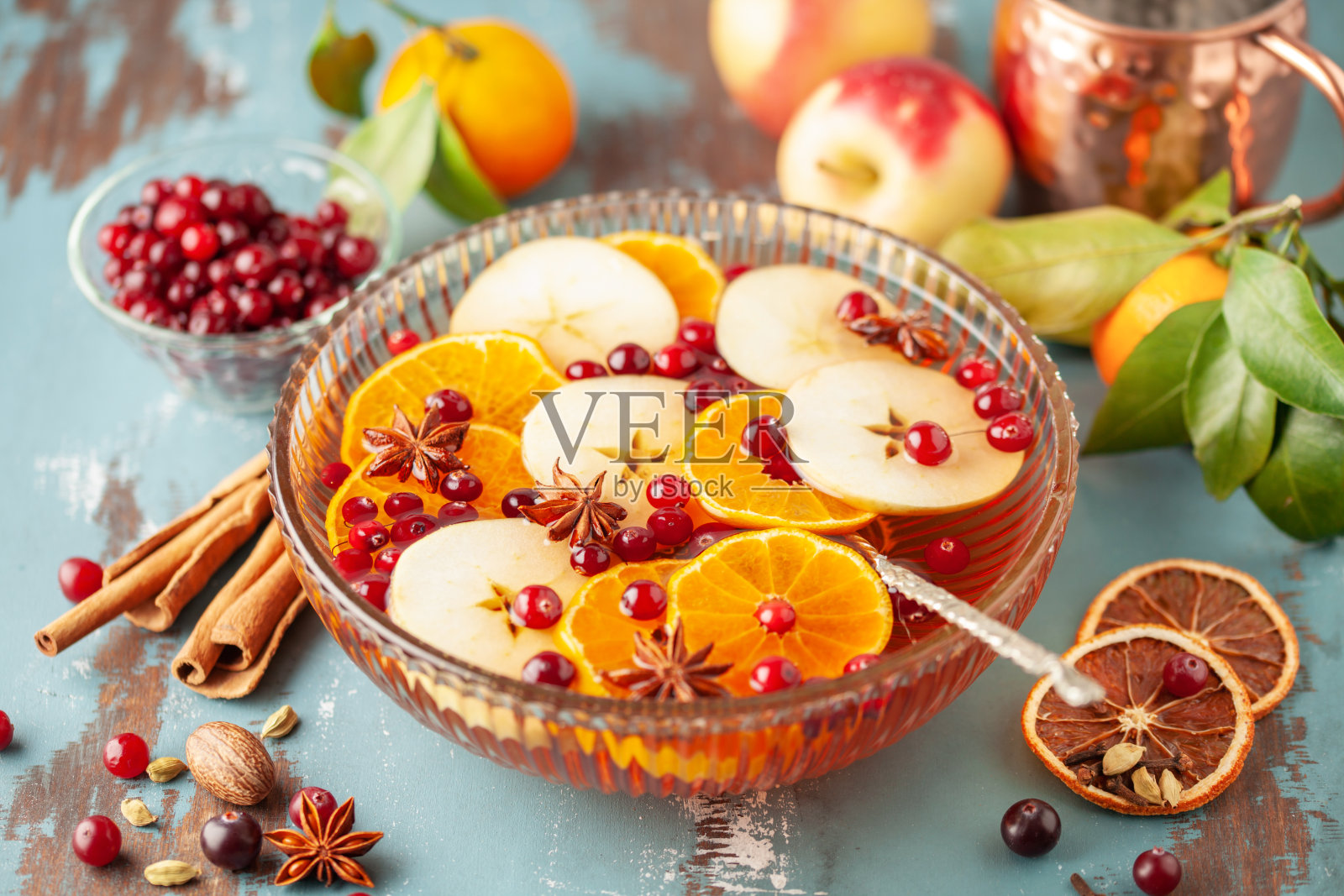 自制热酒精蔓越莓橙苹果酒混合肉桂棒，八角茴香和香料。感恩节喝照片摄影图片