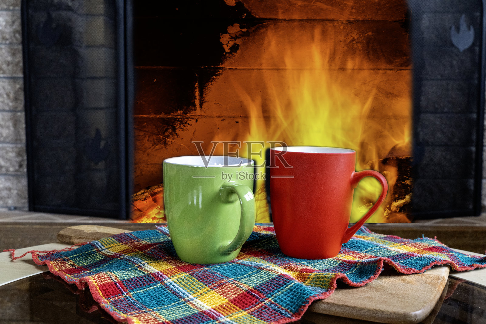 舒适的壁炉，冬季假期和咖啡杯照片摄影图片