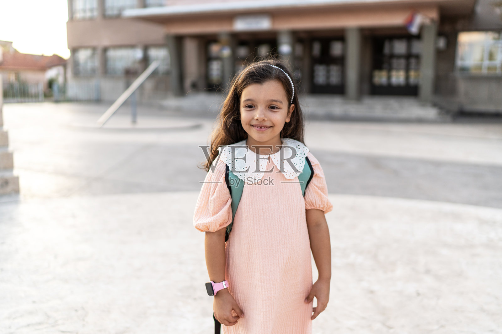 女学生准备上学了照片摄影图片