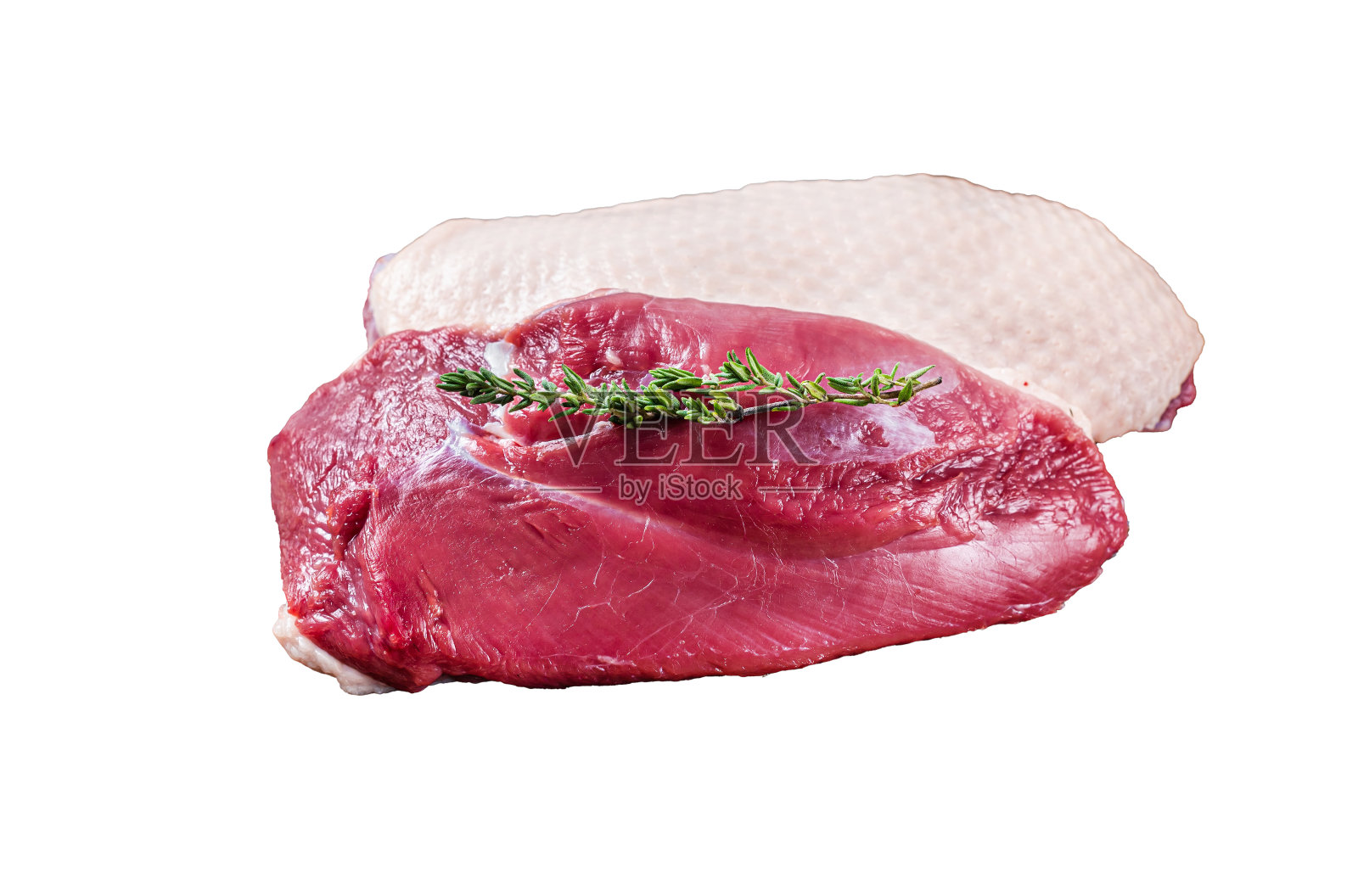 新鲜生鸭胸片牛排在屠宰板孤立，白色背景。照片摄影图片