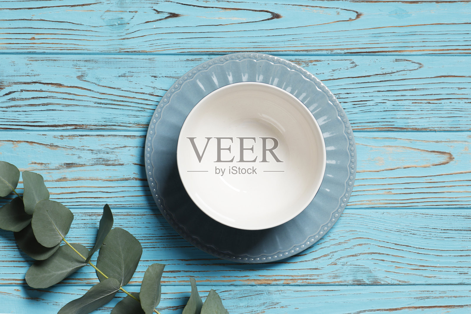 蓝色的桌子上平铺着餐具构图照片摄影图片