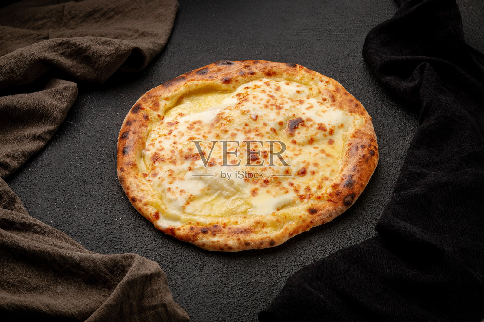 四奶酪烤箱里的披萨照片摄影图片