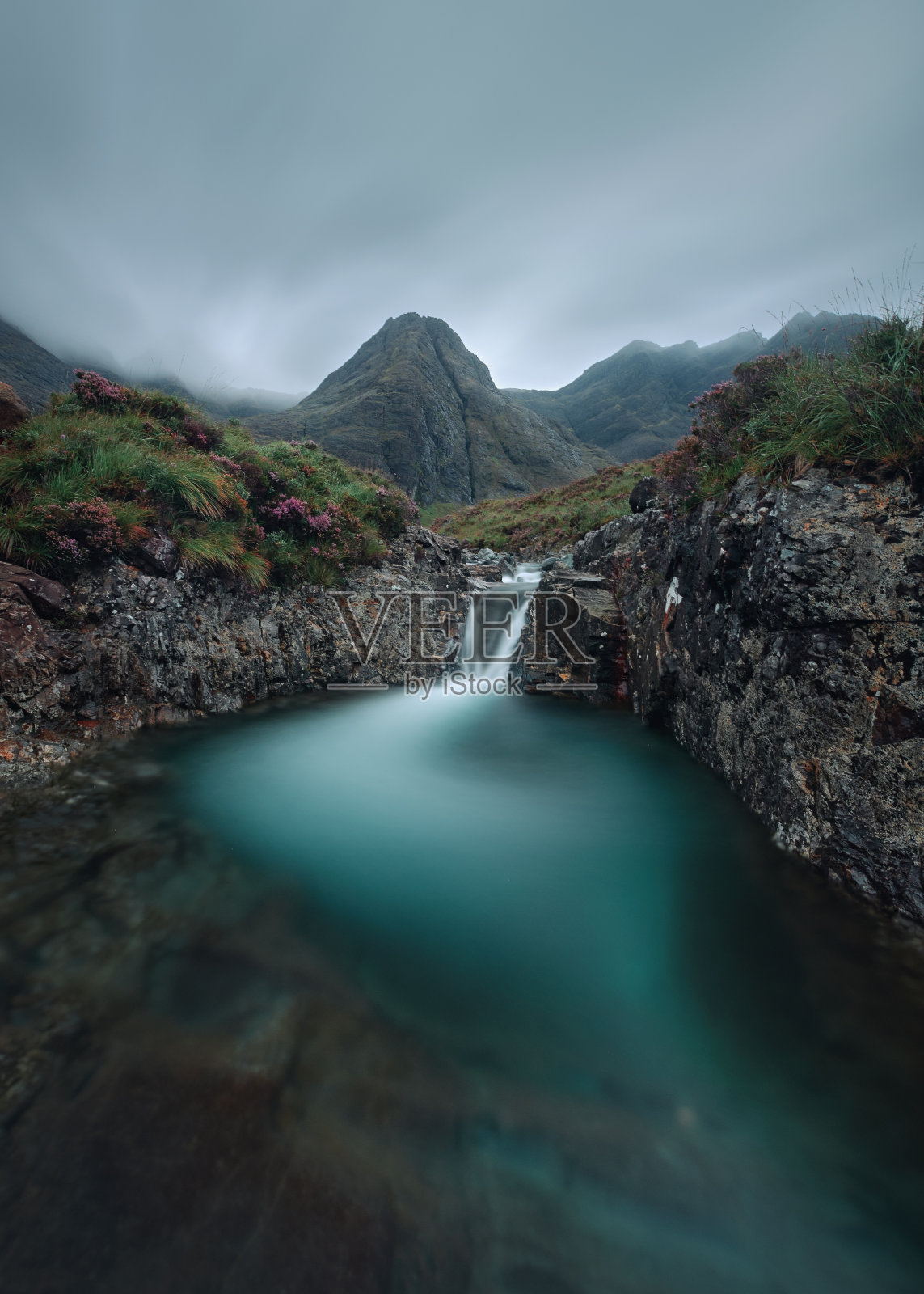 清晨的河流，瀑布和云覆盖的山脉照片摄影图片