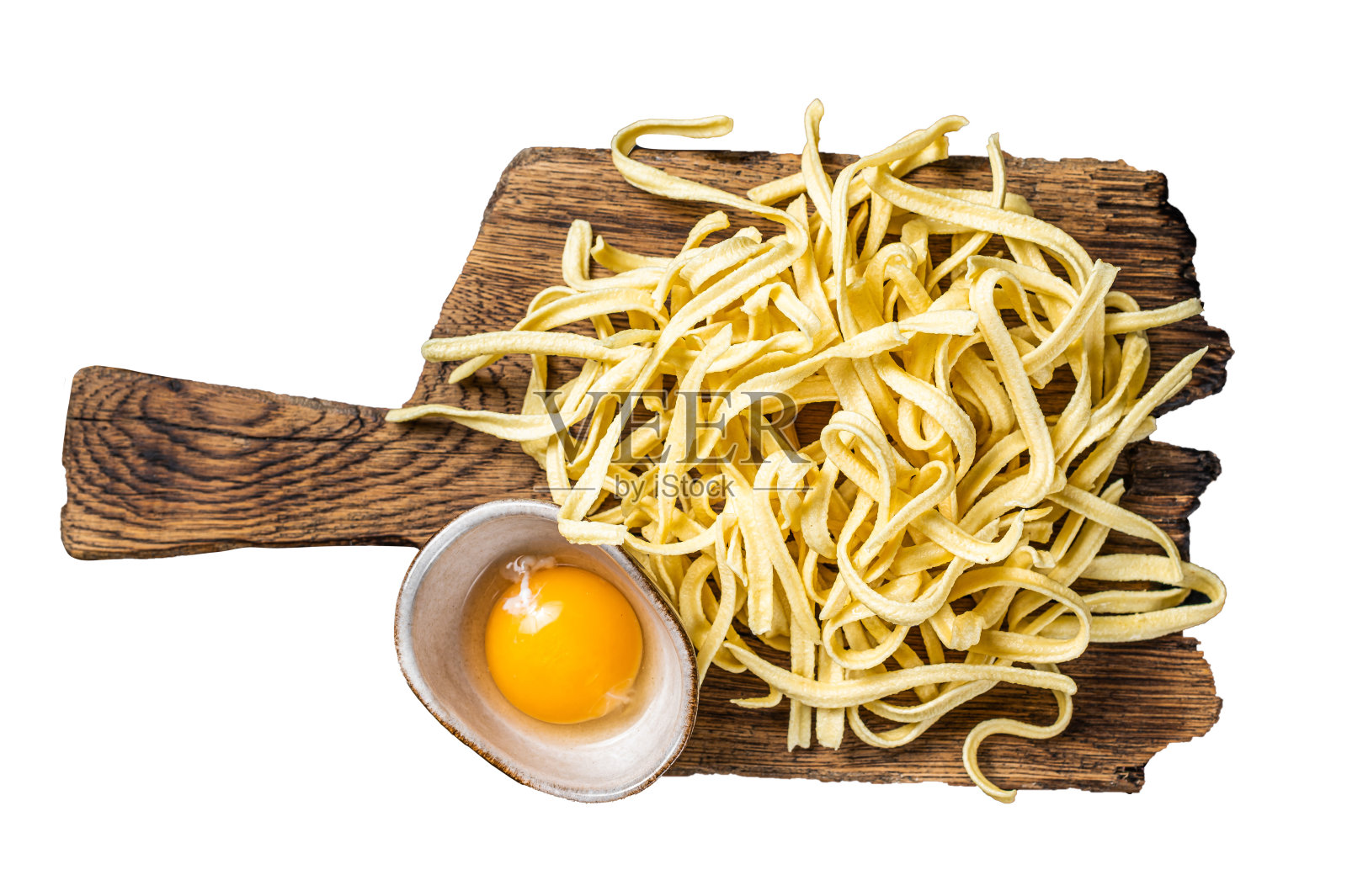 煮生煎蛋面。孤立，白色背景。照片摄影图片