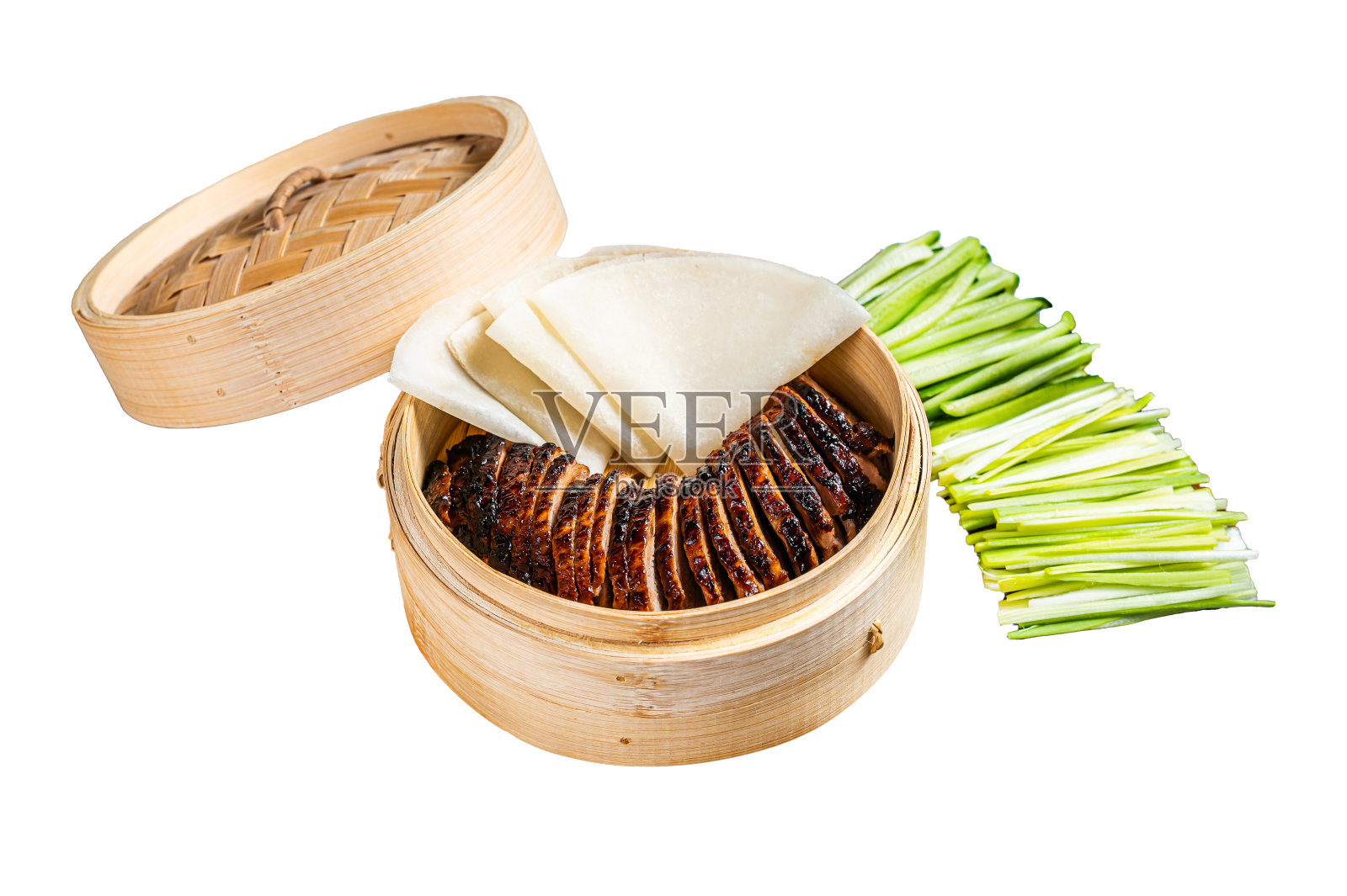 用竹制蒸笼蒸北京烤鸭，配以黄瓜、葱、面饼和酱油。孤立，白色背景。照片摄影图片