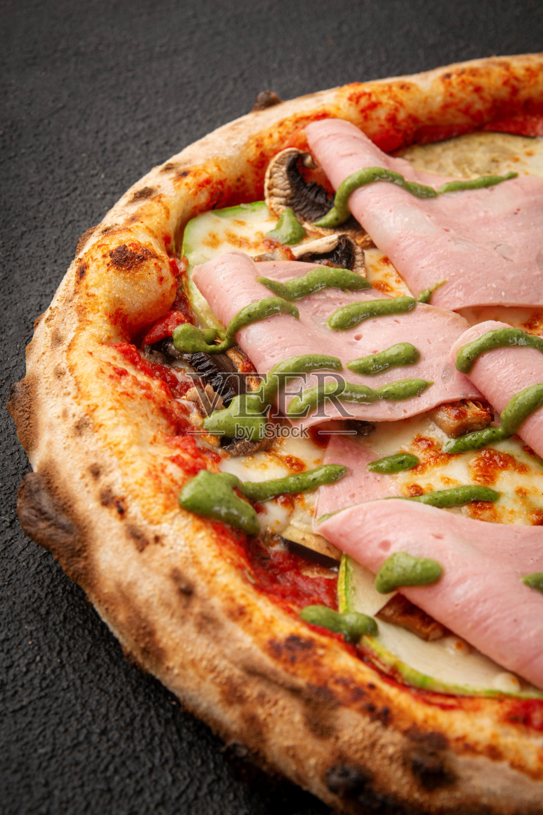 烤炉披萨配摩泰台拉和斯特拉泰拉照片摄影图片