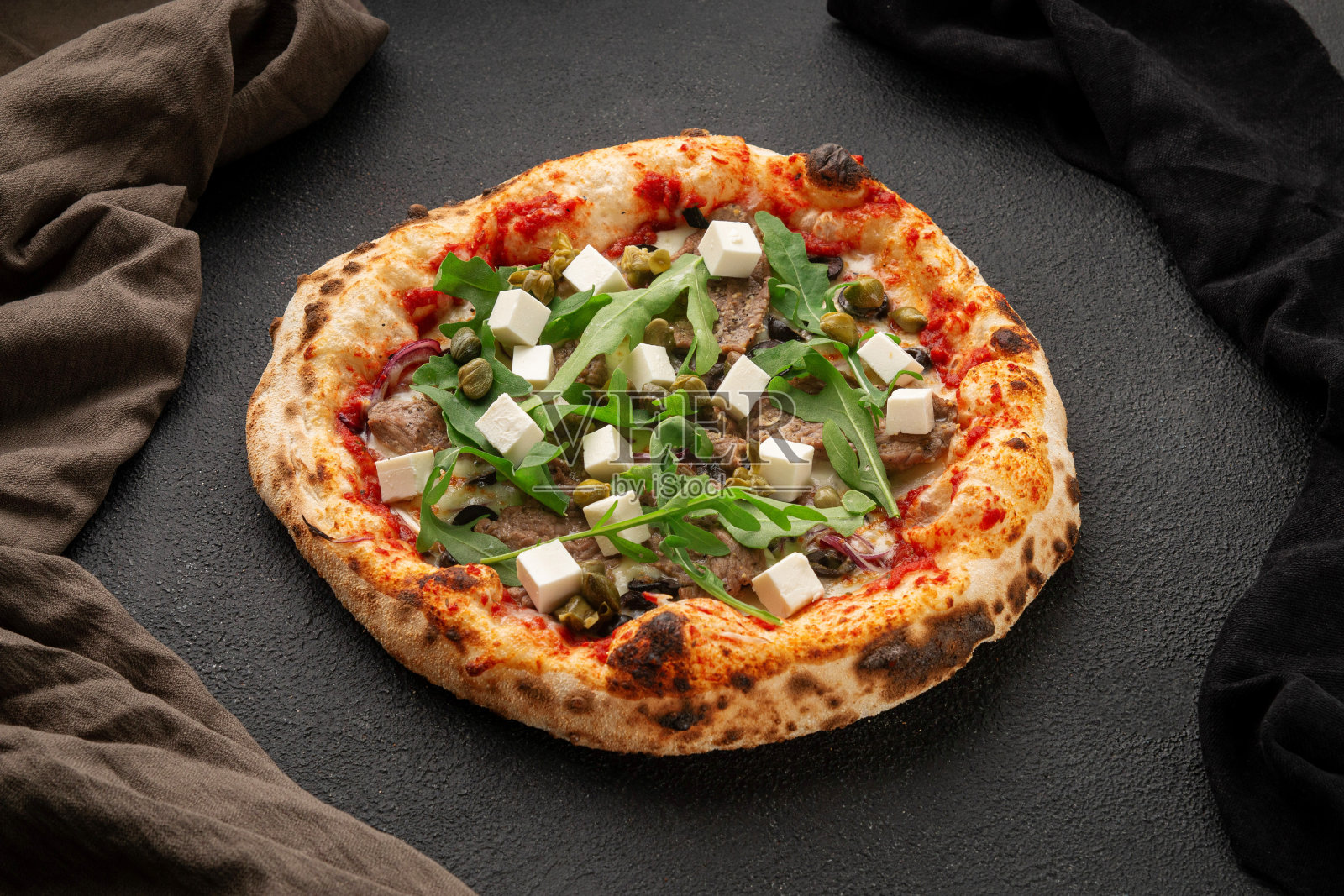 烤炉披萨配芝麻菜，斯特拉斯特拉，马苏里拉奶酪照片摄影图片