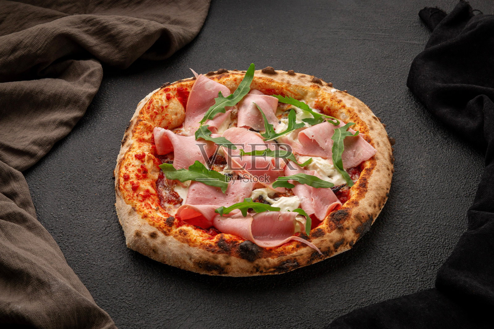 烤炉披萨配摩泰台拉和斯特拉泰拉照片摄影图片