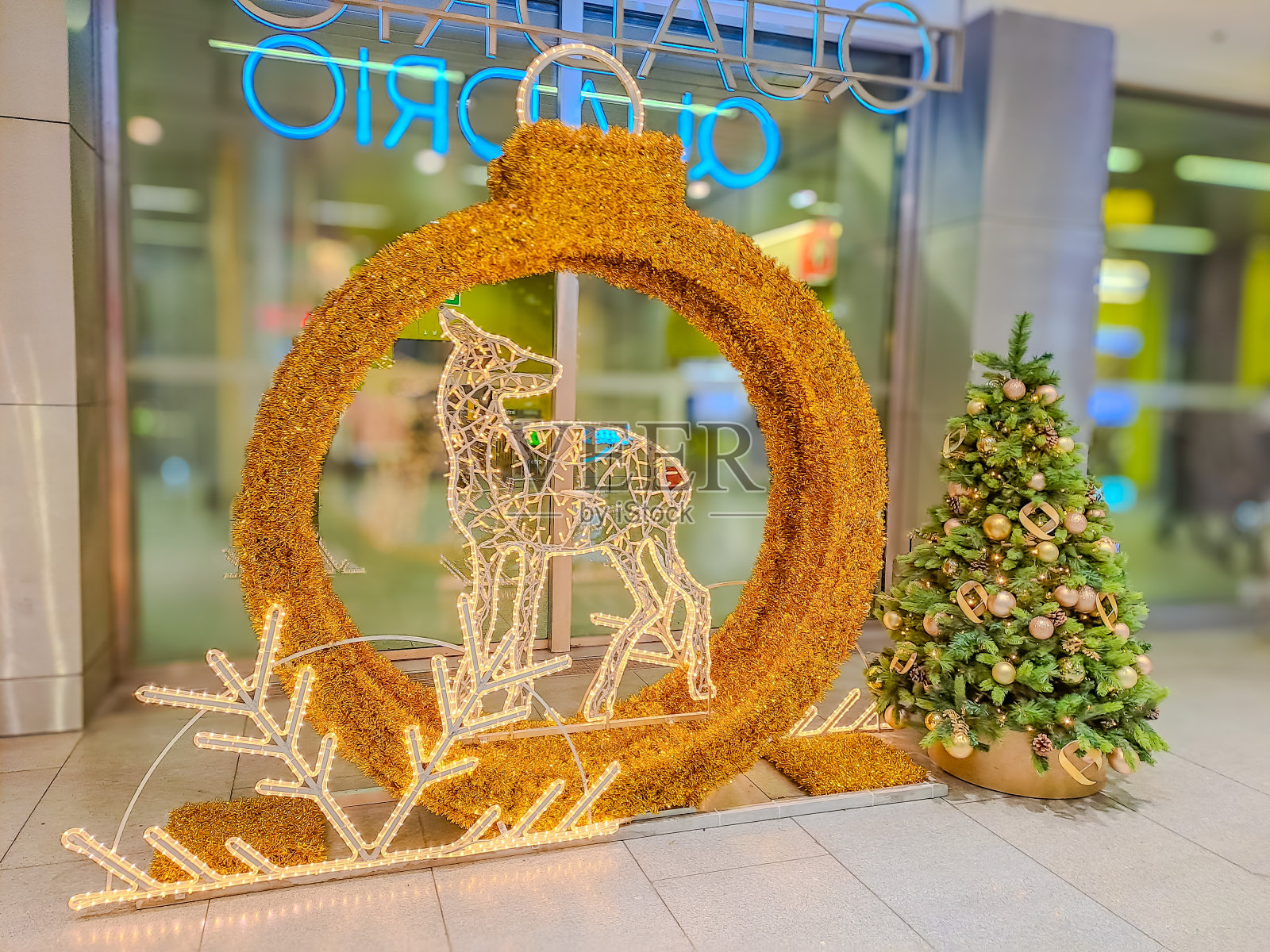 圣诞作文用漂亮的装饰，圣诞树，小鹿，礼物照片摄影图片