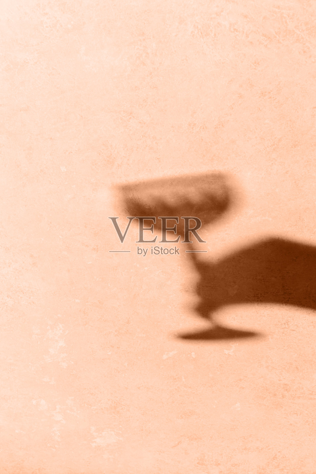 桃色背景上的玻璃阴影。阴影叠加效果，有机阴影，纹理反射。不含酒精，零酒精饮料，清醒的概念。桃色柔色潘通2024年时尚平铺。照片摄影图片