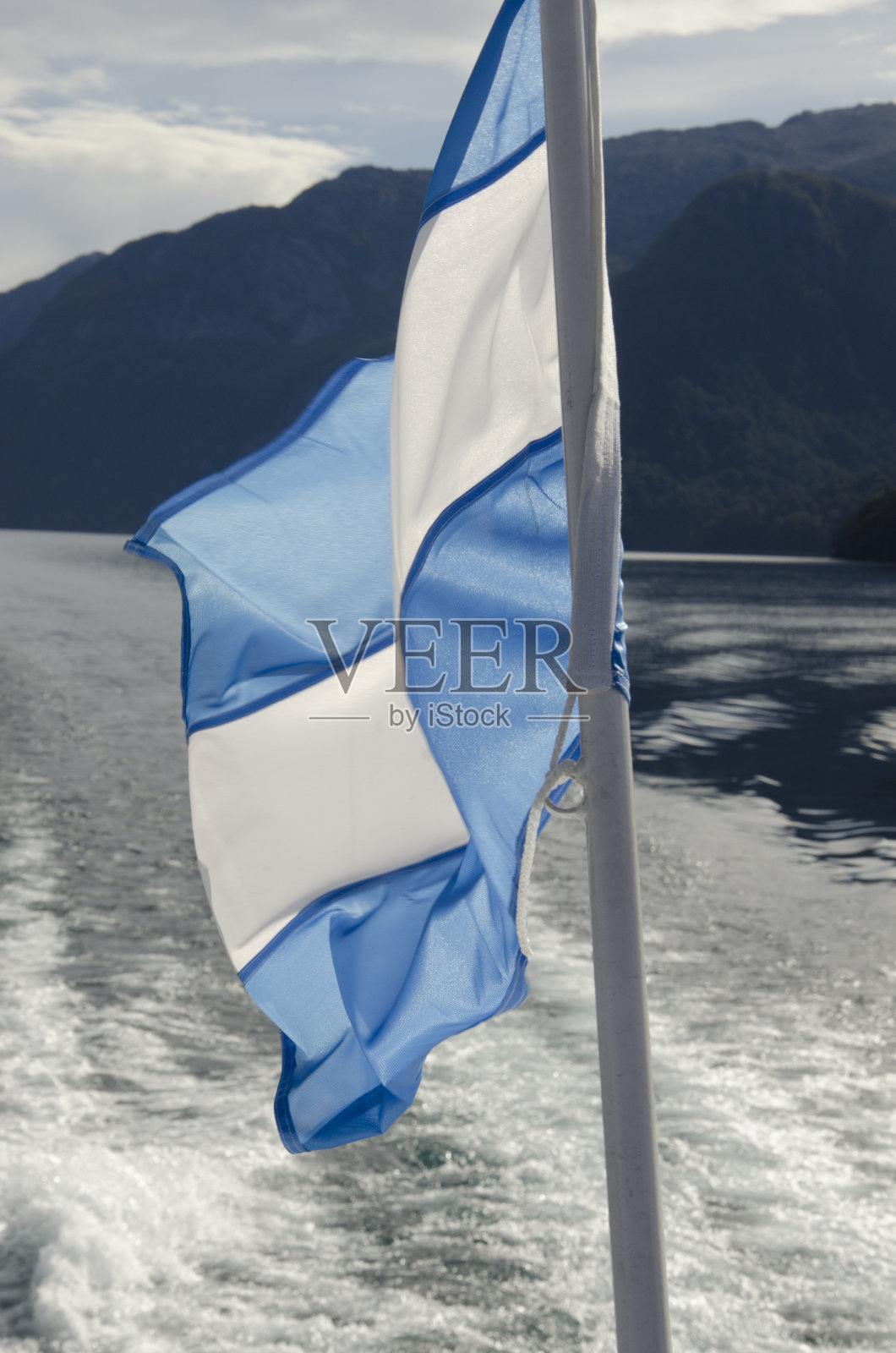 船上桅杆上的阿根廷国旗是浅蓝色和白色照片摄影图片