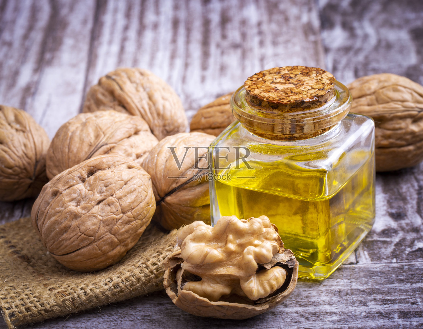 化妆品和治疗核桃油。食品和化妆品的概念照片。照片摄影图片