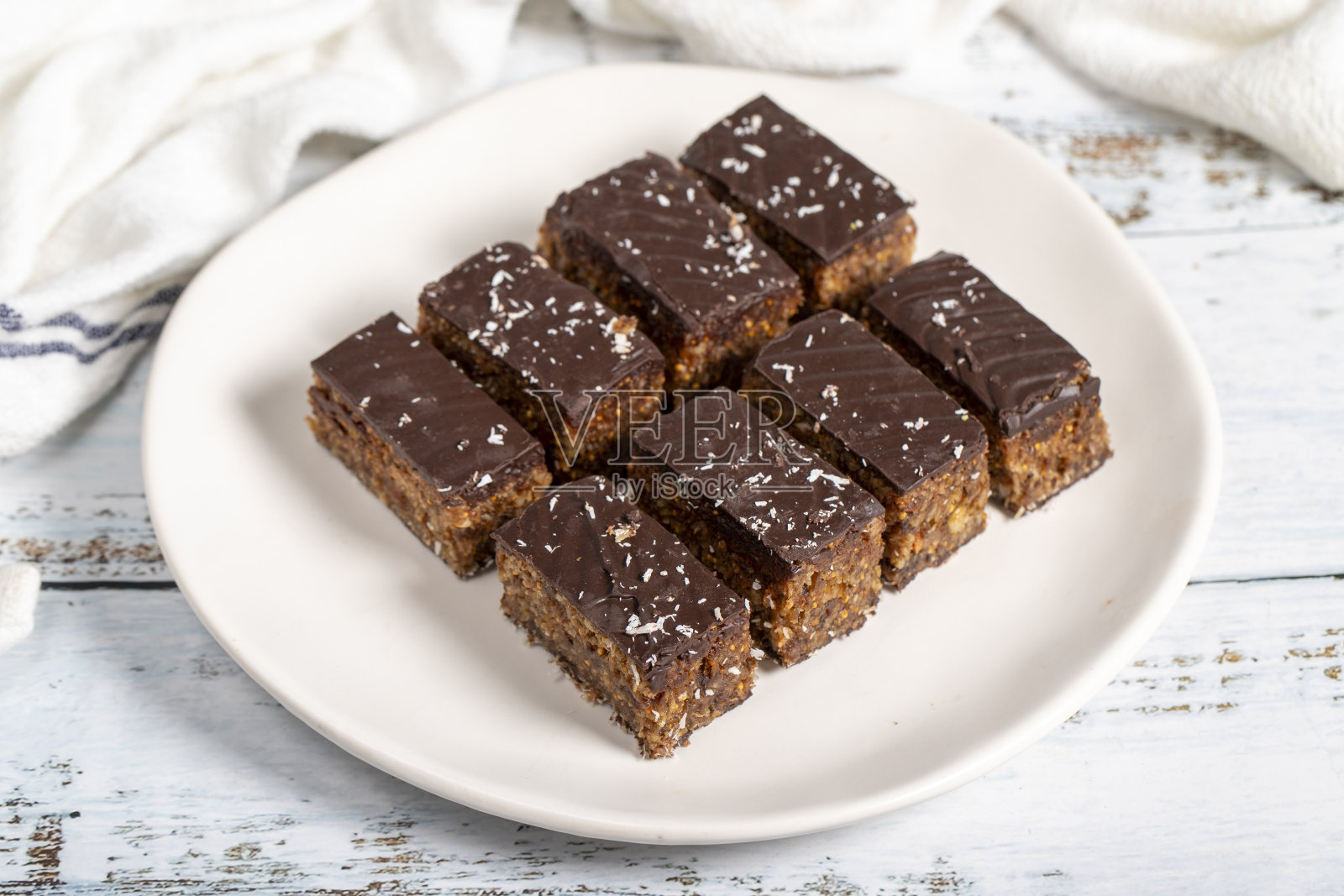 无花果和巧克力饼干。新鲜的无花果饼干木制背景照片摄影图片