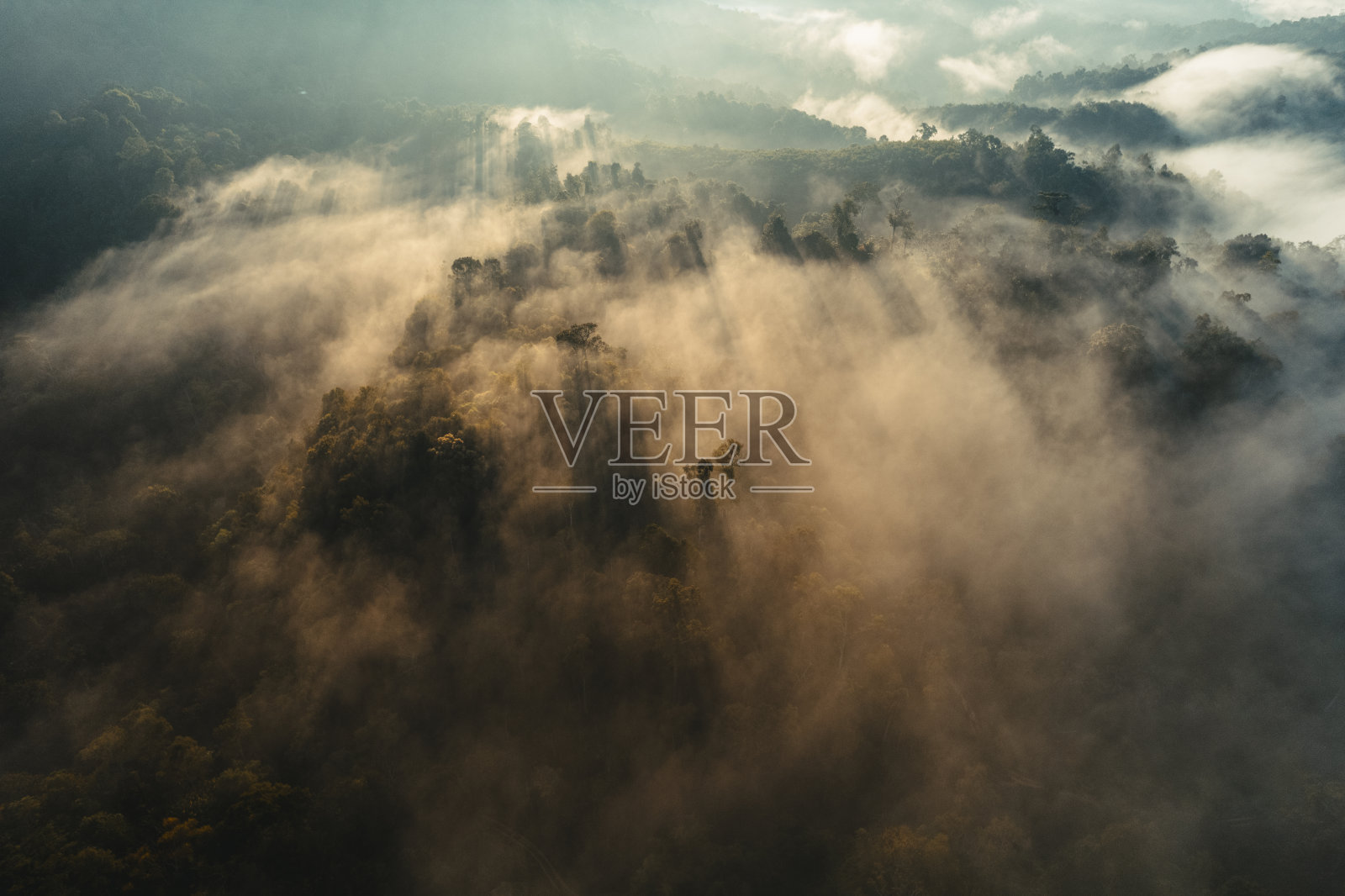 夏天山上雾蒙蒙的日出照片摄影图片