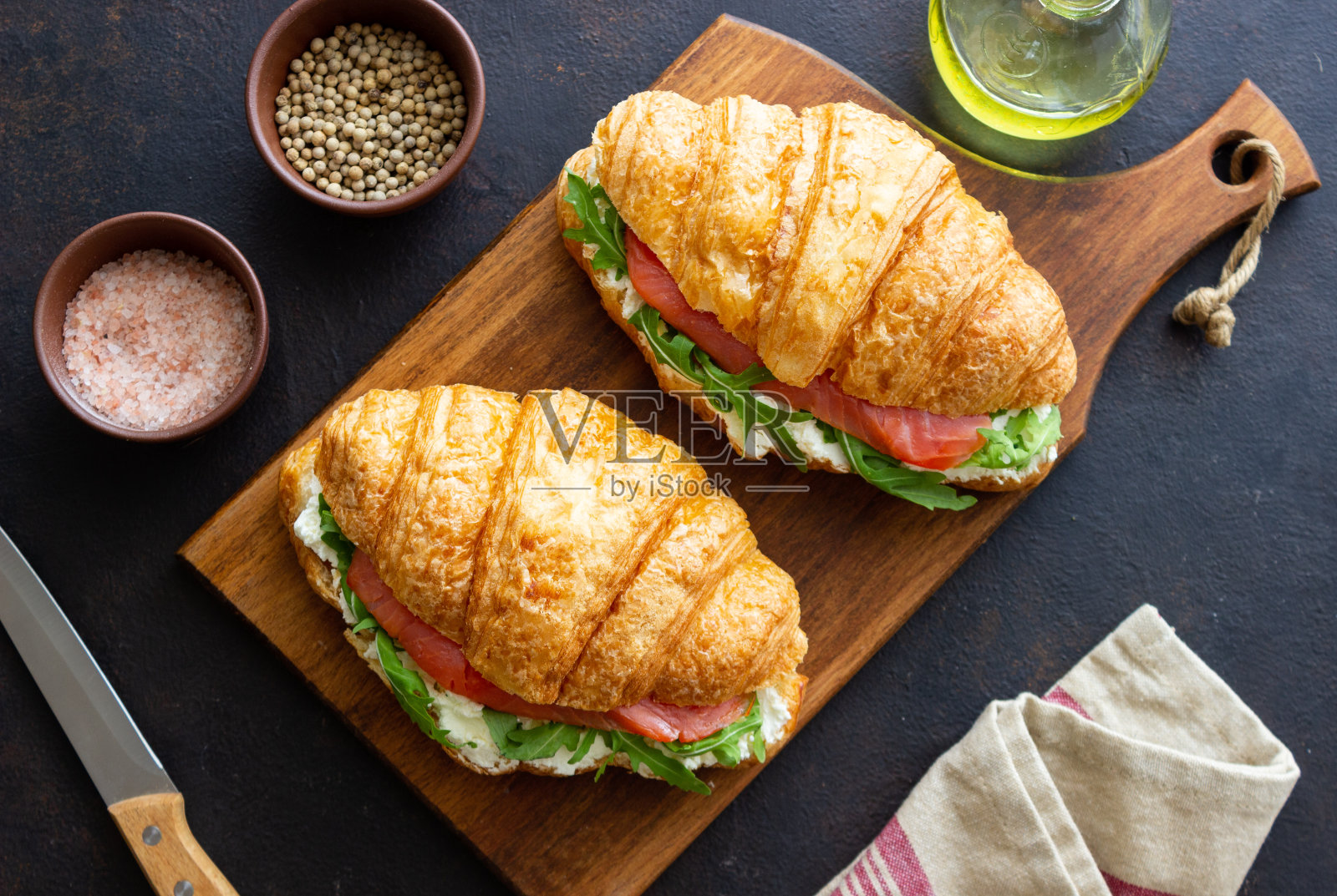 牛角包配鲑鱼，白奶酪和芝麻菜。早餐。照片摄影图片